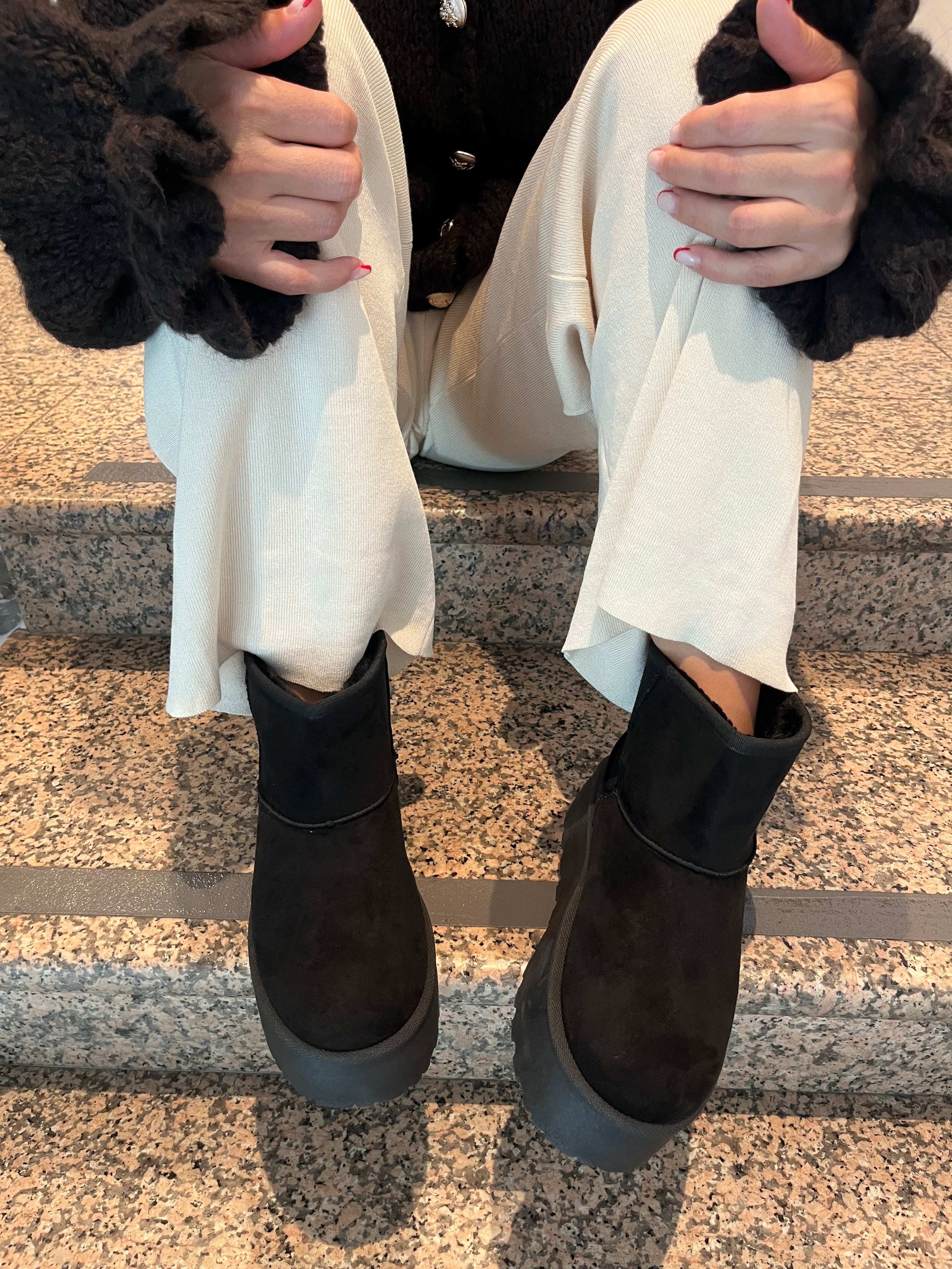 GEFÜTTERTE PLATEAU BOOTS IN SCHWARZ