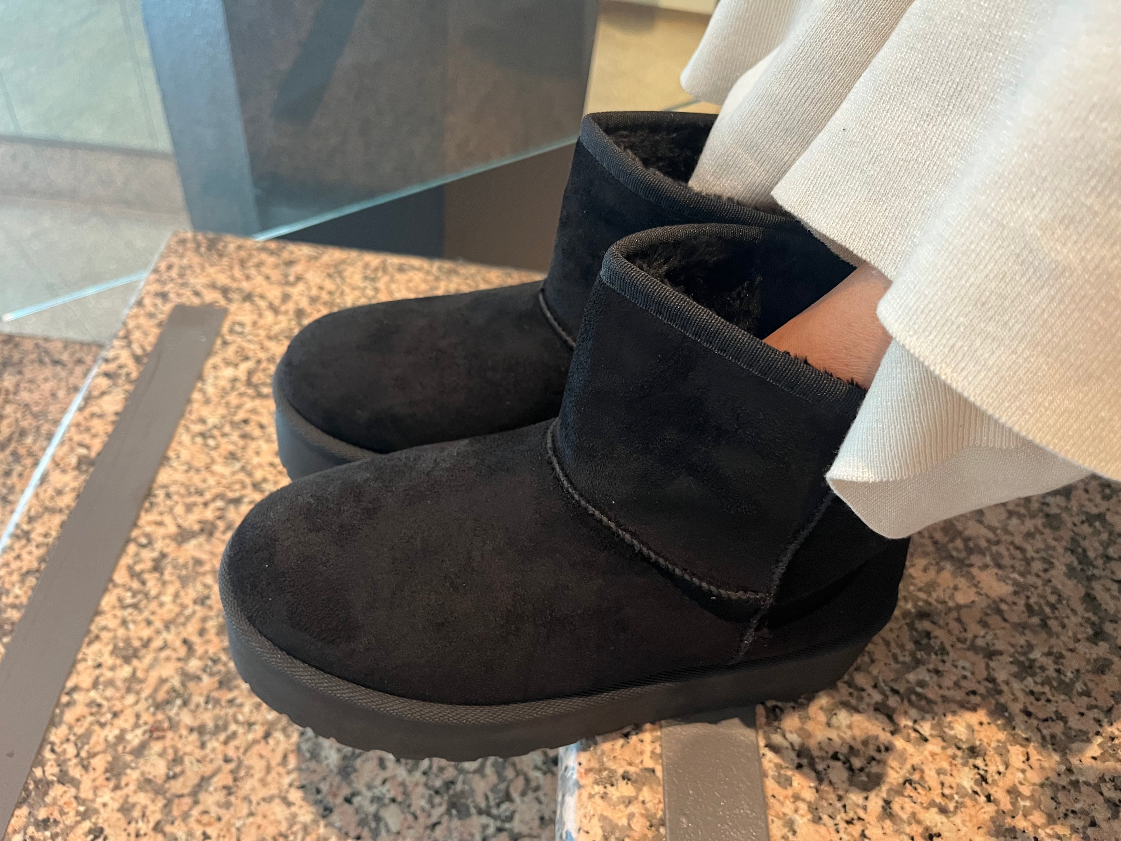 GEFÜTTERTE PLATEAU BOOTS IN SCHWARZ