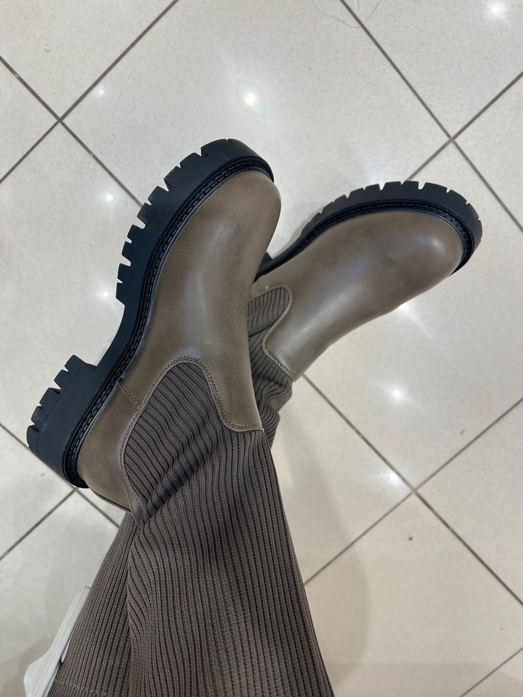 STIEFEL MIT STRICK-DETAIL IN SCHLAMM