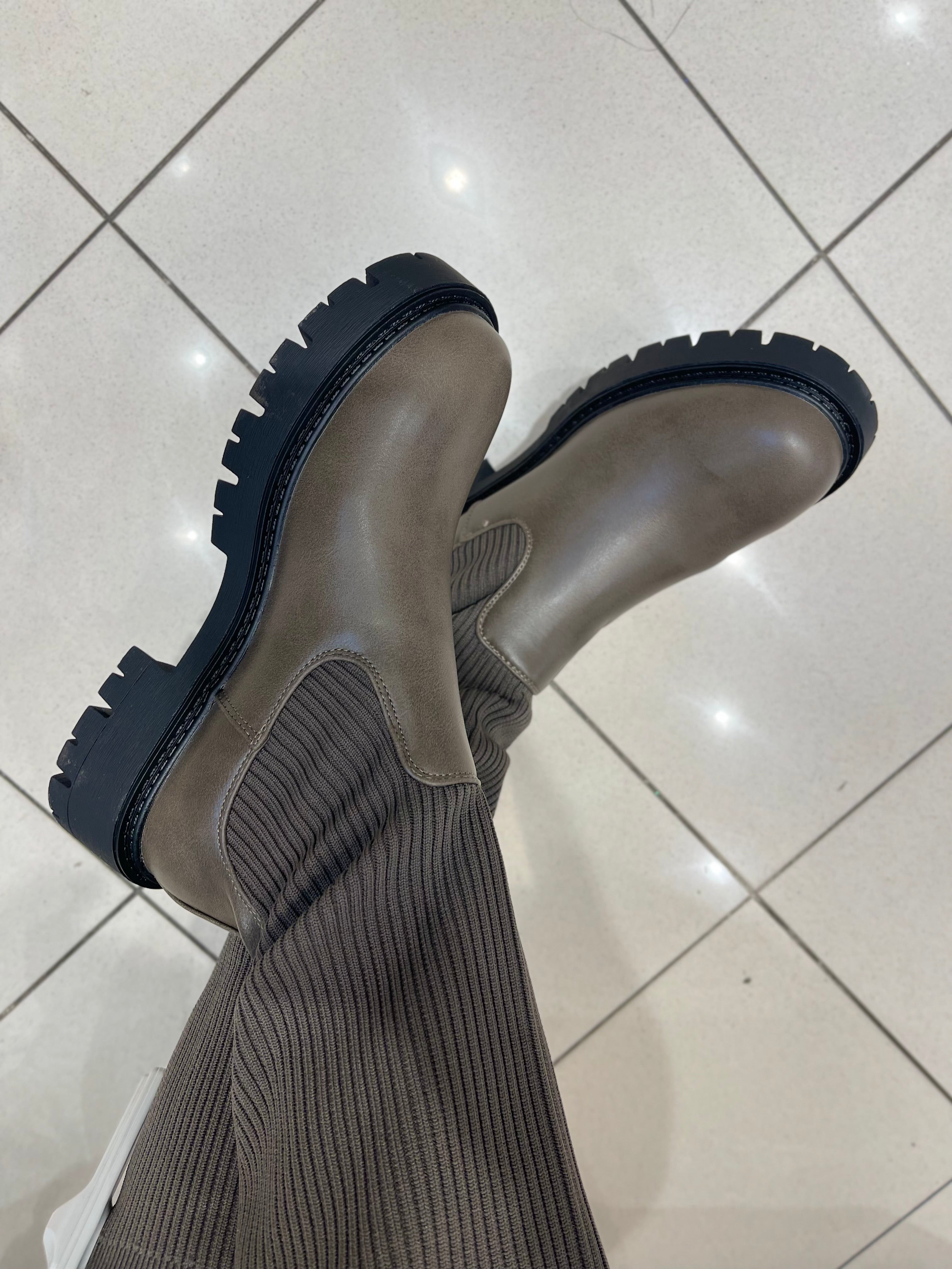 STIEFEL MIT STRICK-DETAIL IN SCHLAMM