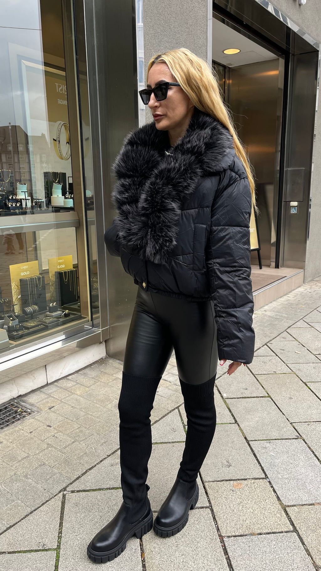 STEPPJACKE MIT FELL IN SCHWARZ