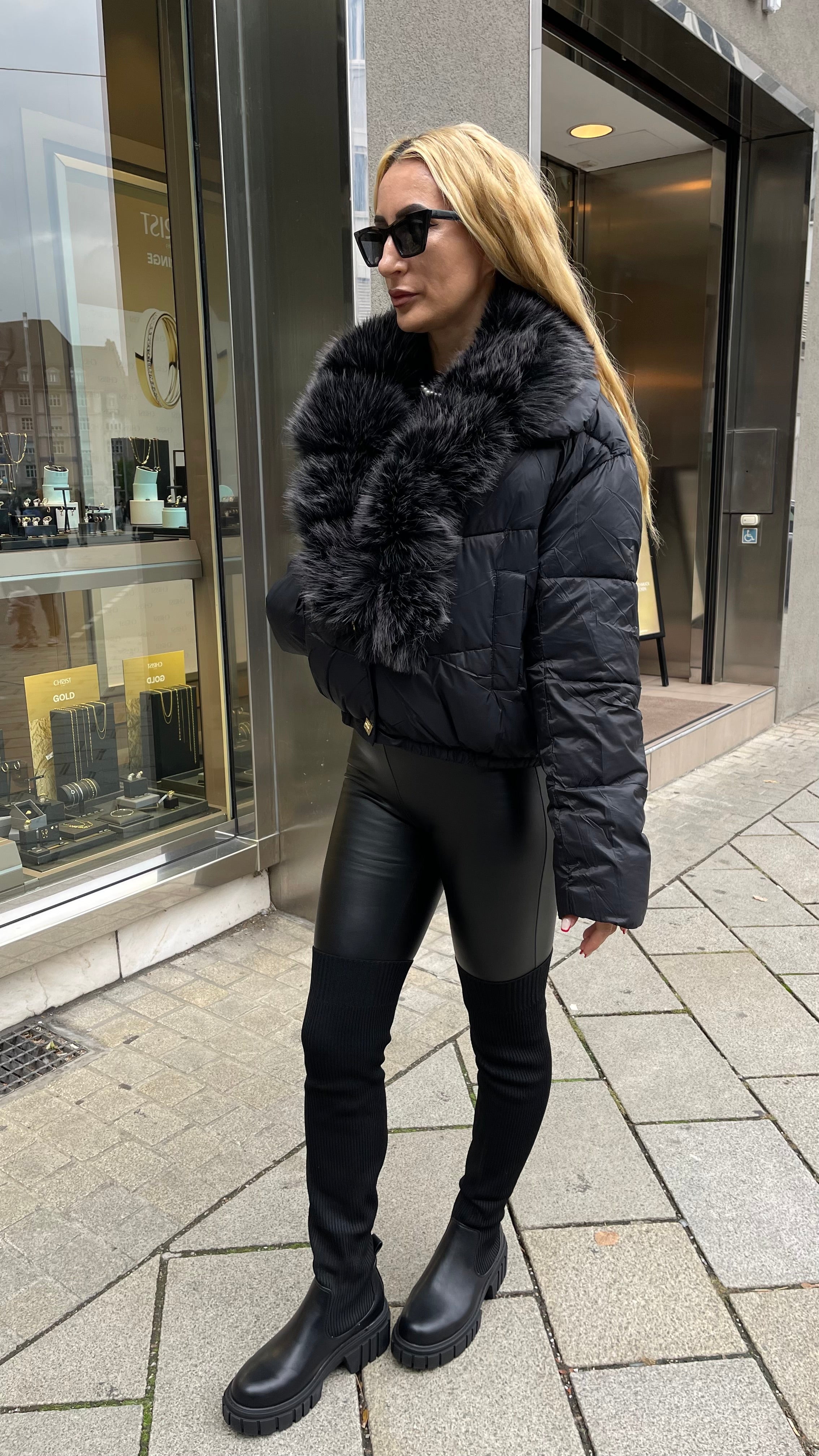 STEPPJACKE MIT FELL IN SCHWARZ