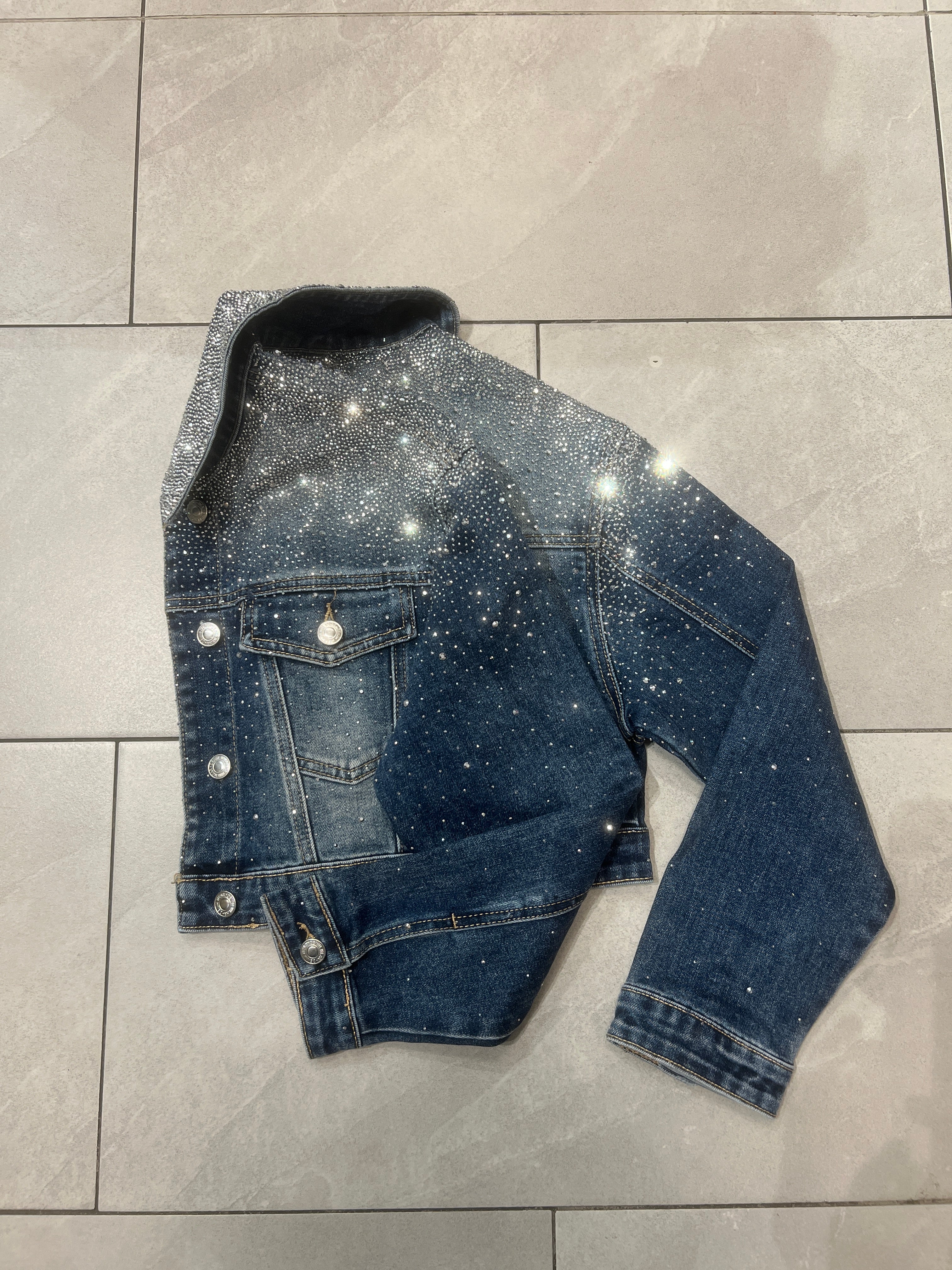 GLAMOURÖSE DENIM-JACKE MIT FUNKELNDEN STRASS
