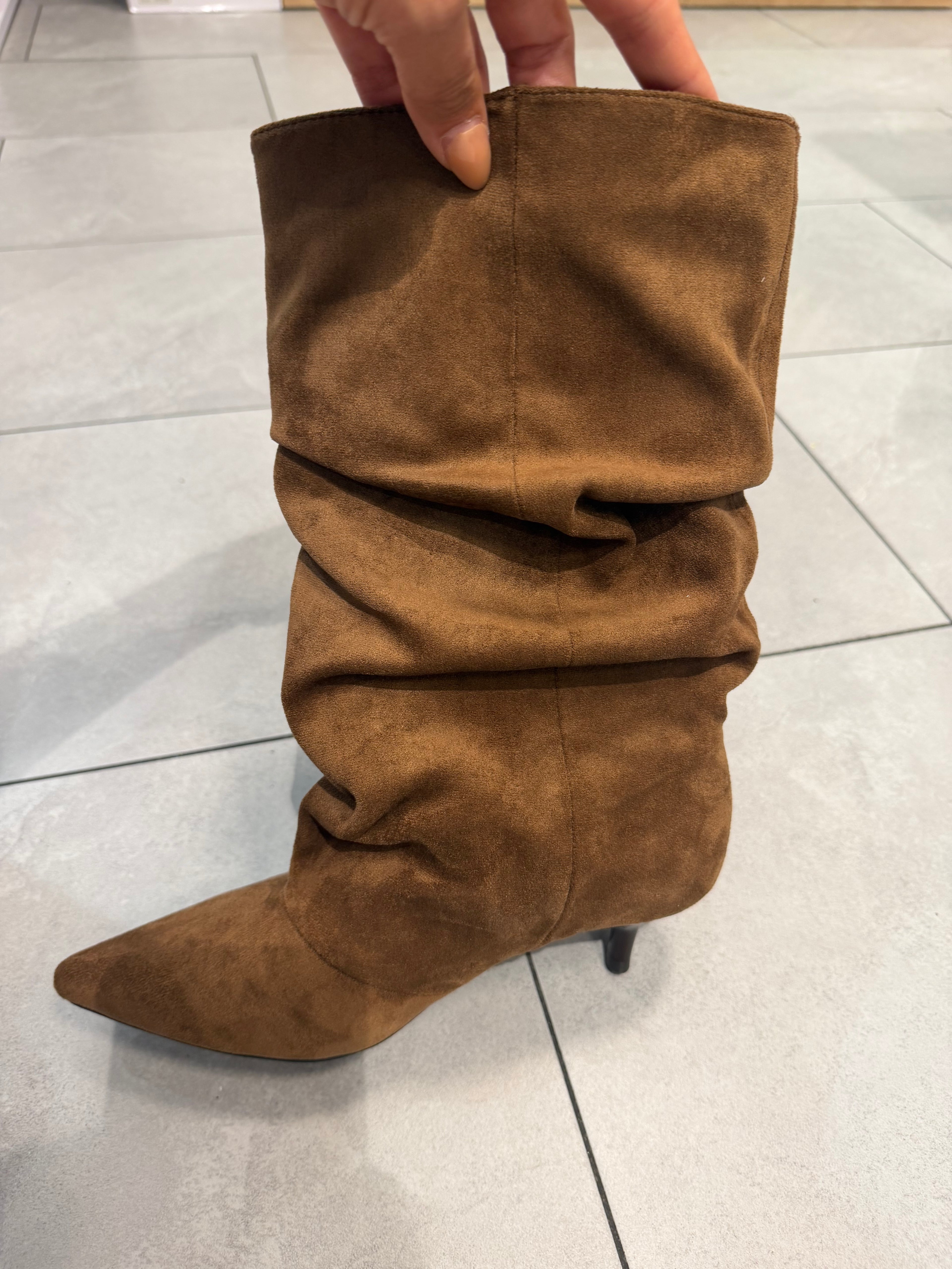 Elegant raffte Schlupfstiefel mit Kitten Heel in Cognacbraun