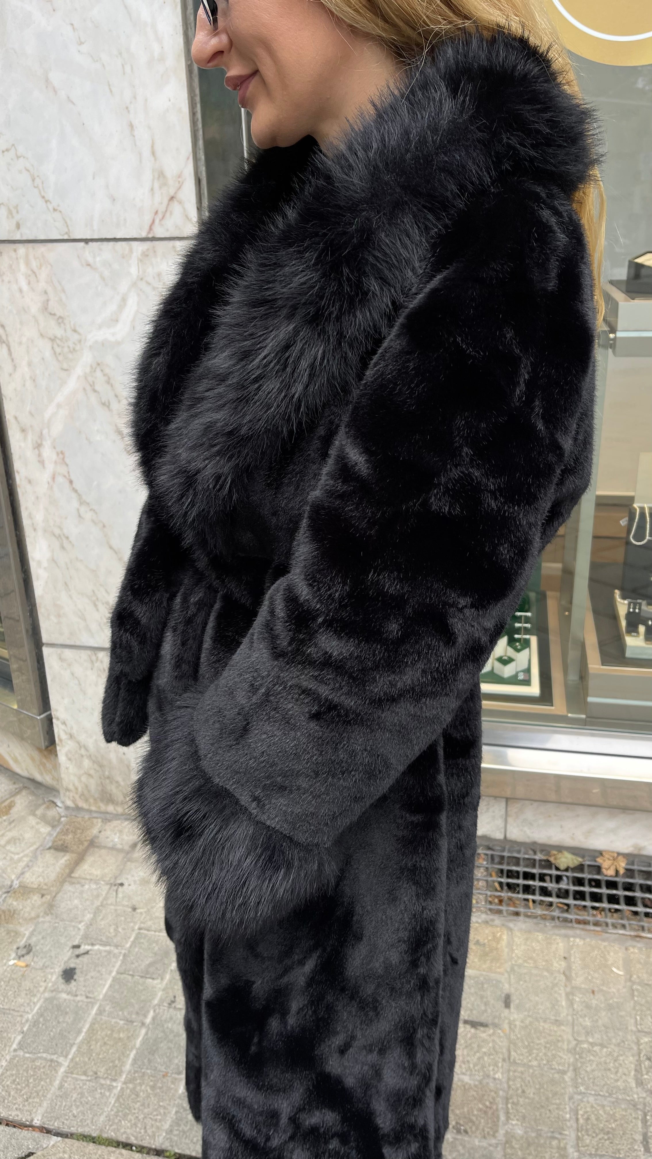 LUXURIÖSER WINTERMANTEL IN SCHWARZ
