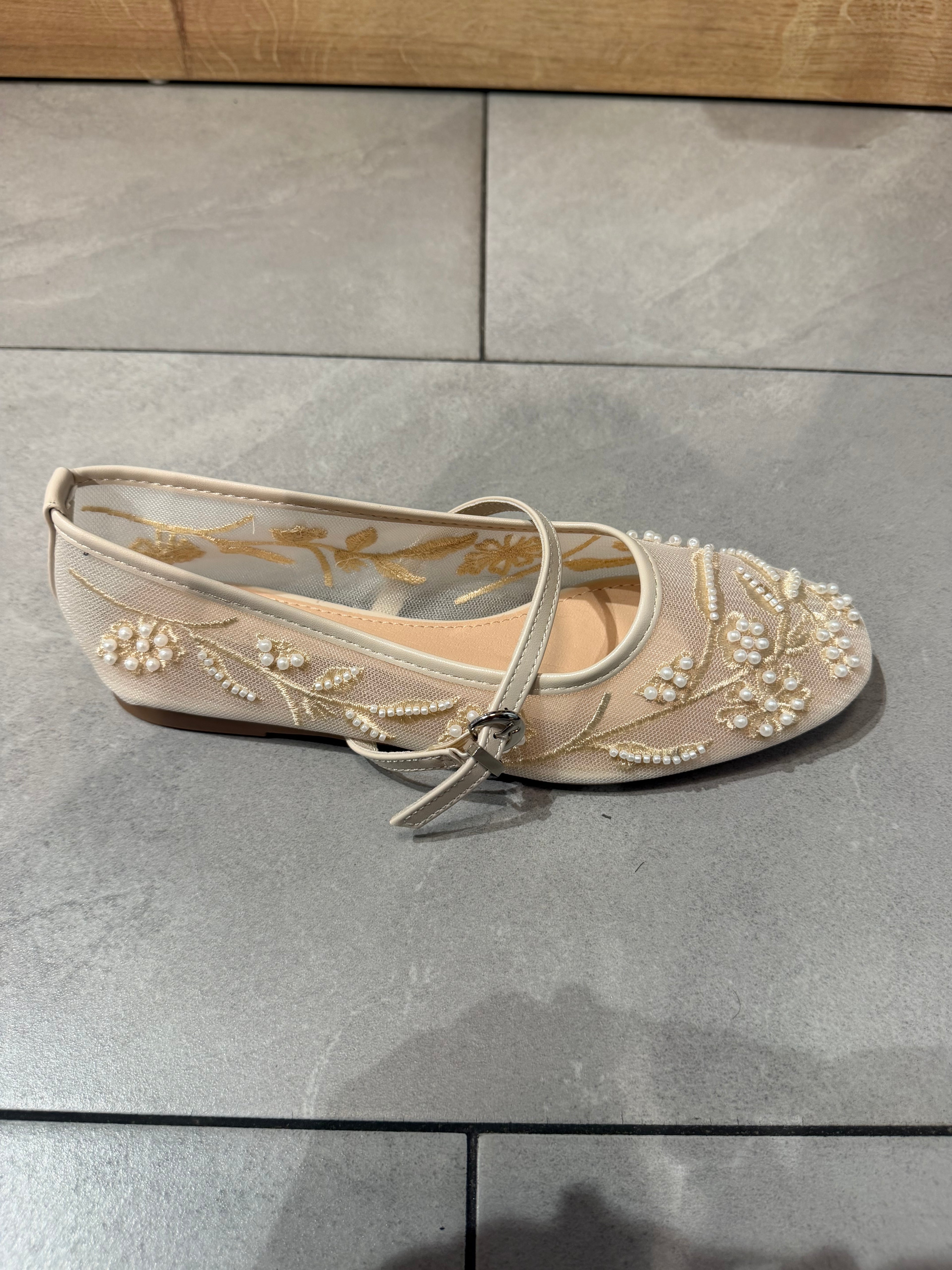 Ballerina mit Perlen