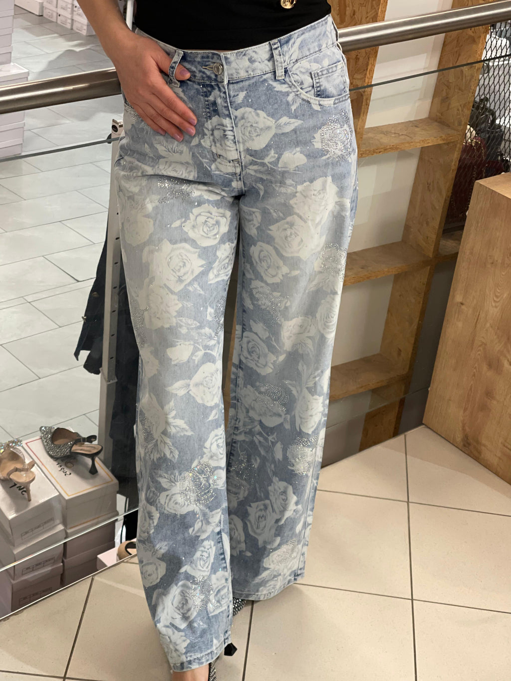 Bianca Jeans mit Rosen uns Strass