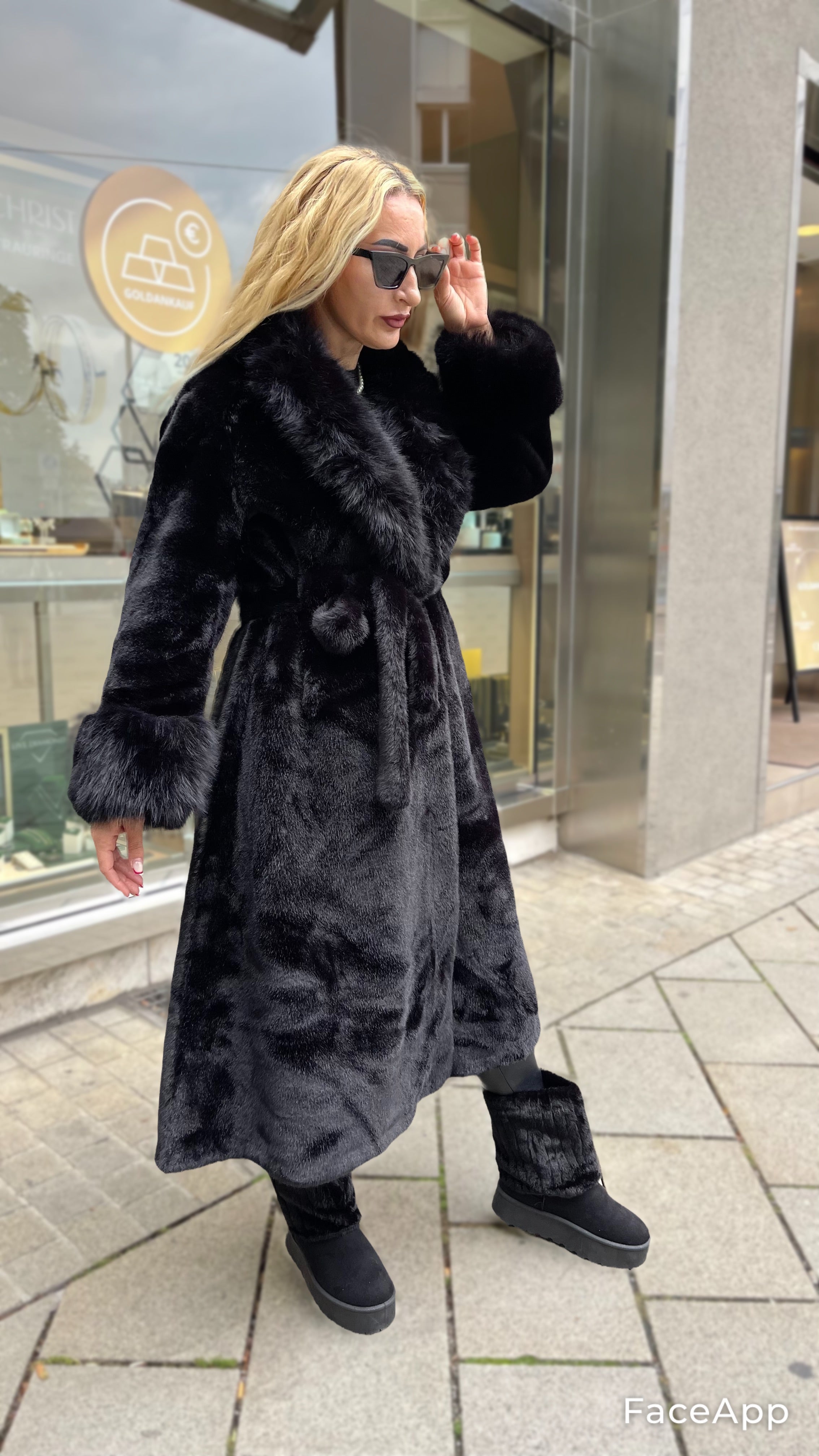 LUXURIÖSER WINTERMANTEL IN SCHWARZ