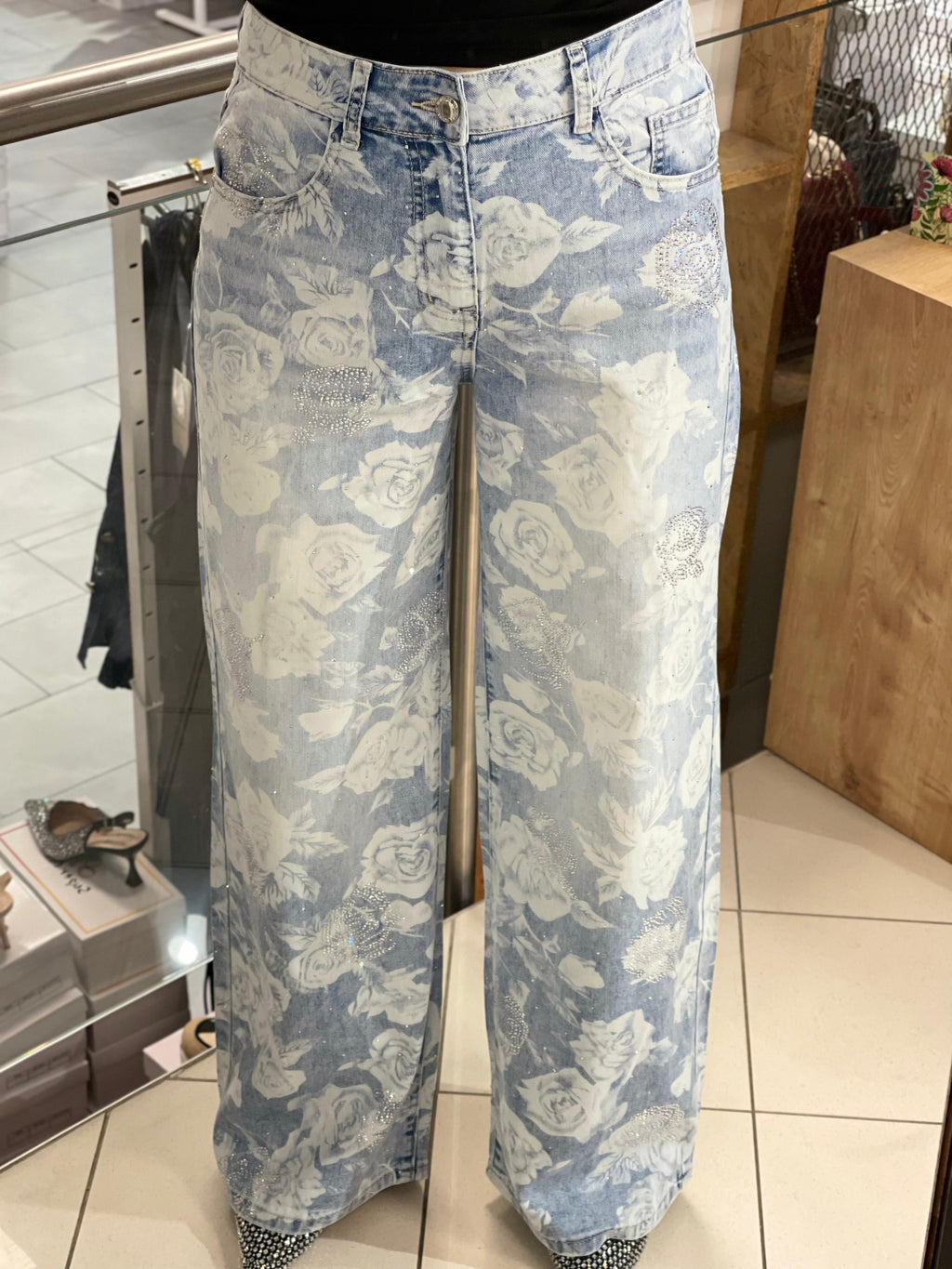 Bianca Jeans mit Rosen uns Strass