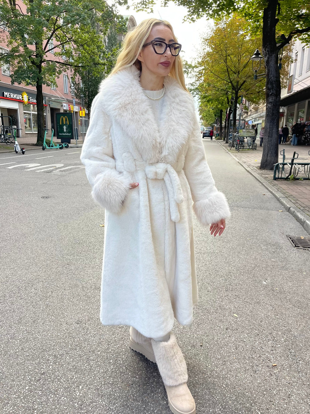 LUXURIÖSER WINTERMANTEL IN CREAM