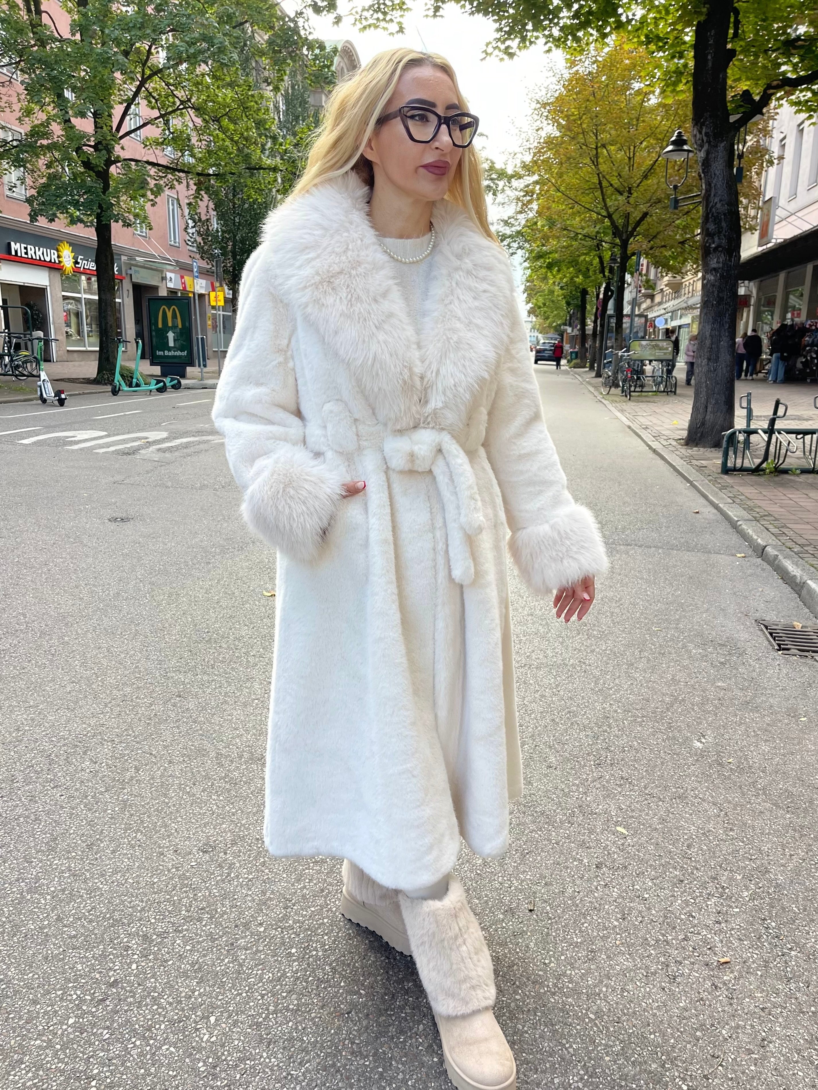 LUXURIÖSER WINTERMANTEL IN CREAM