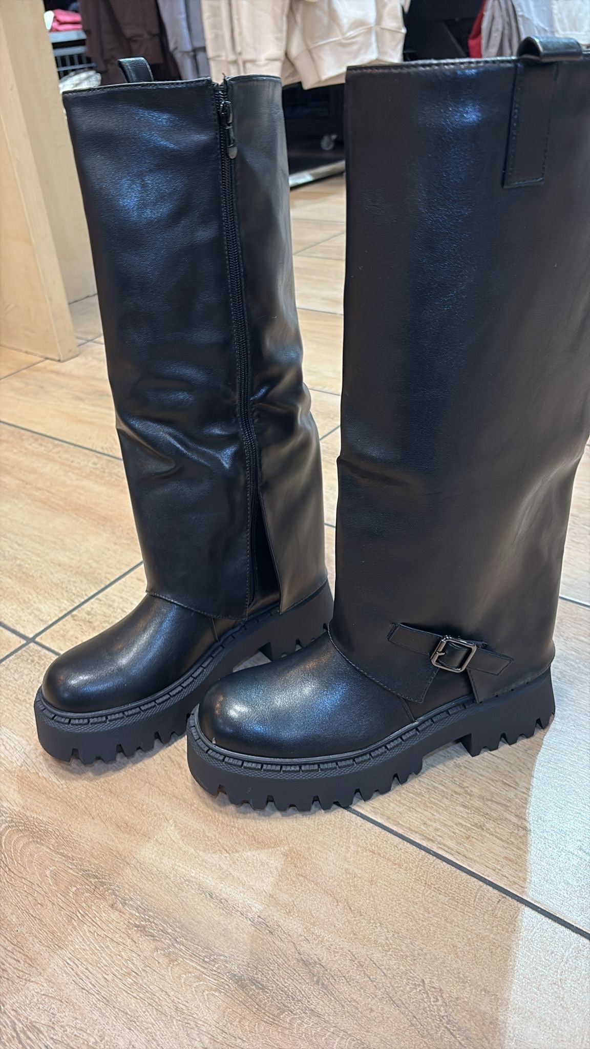 STIEFEL IN SCHWARZ