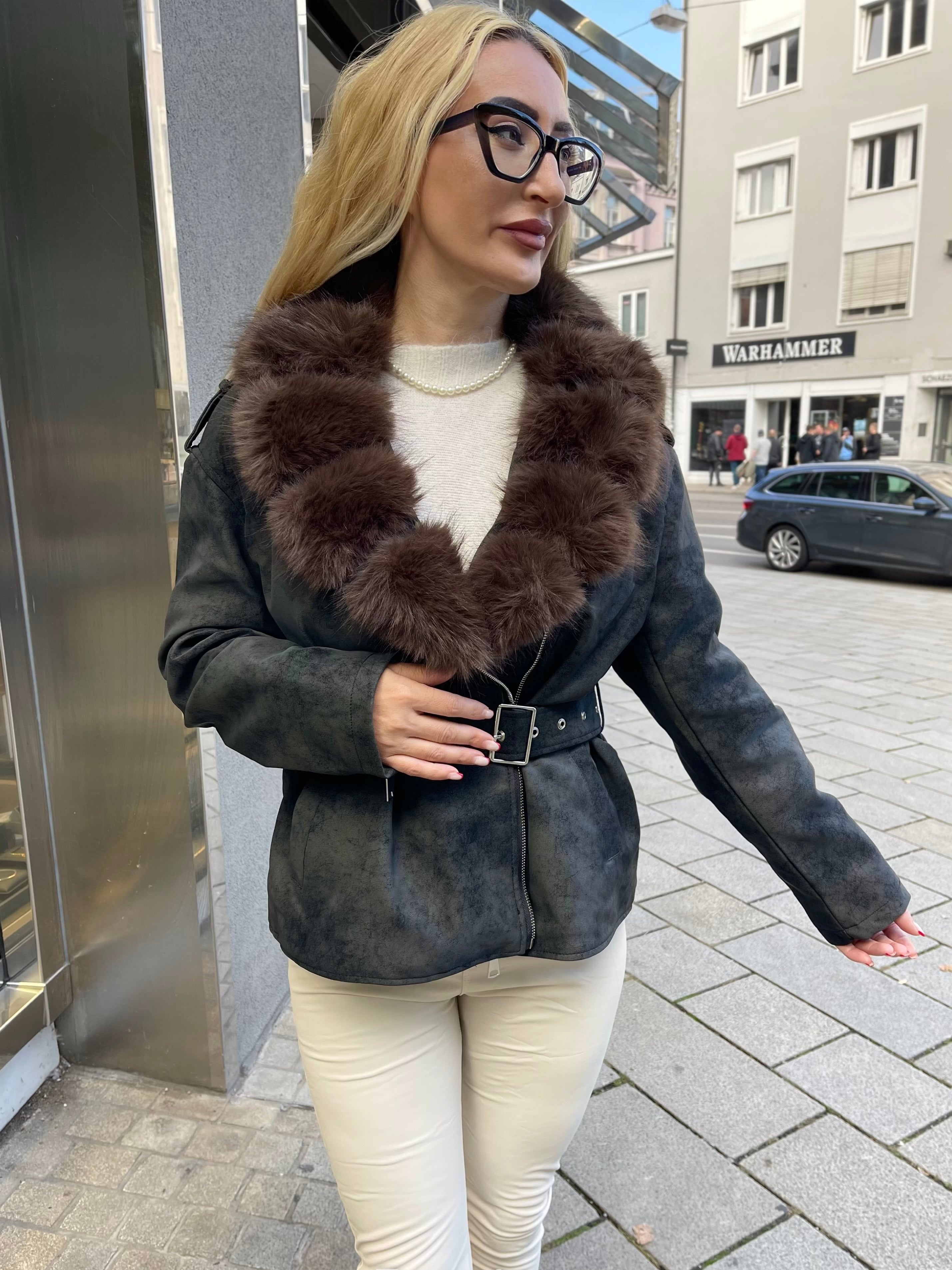 VELOURS JACKE MIT FELLKRAGEN – SPORTLICH ELEGANT