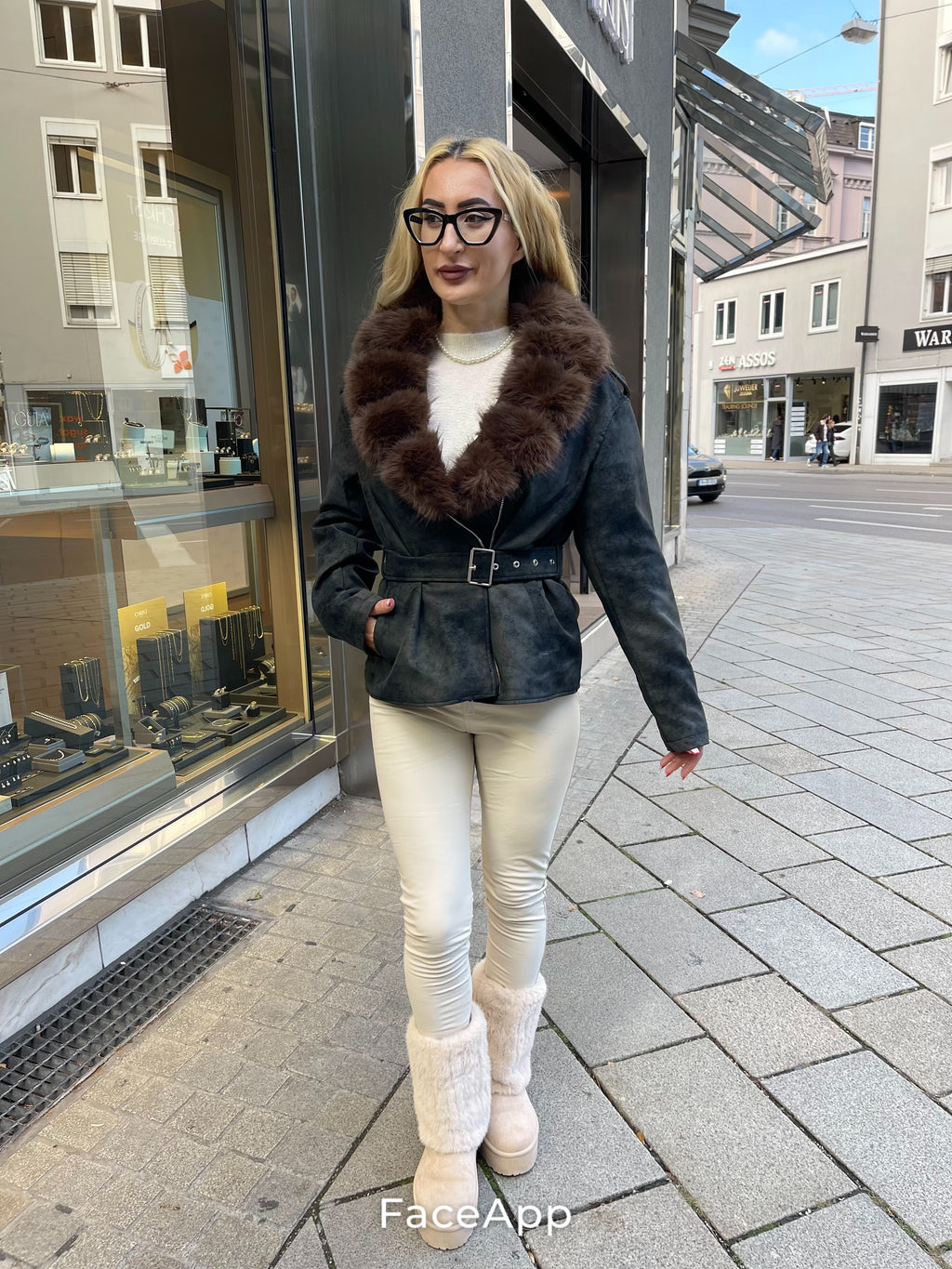 VELOURS JACKE MIT FELLKRAGEN – SPORTLICH ELEGANT