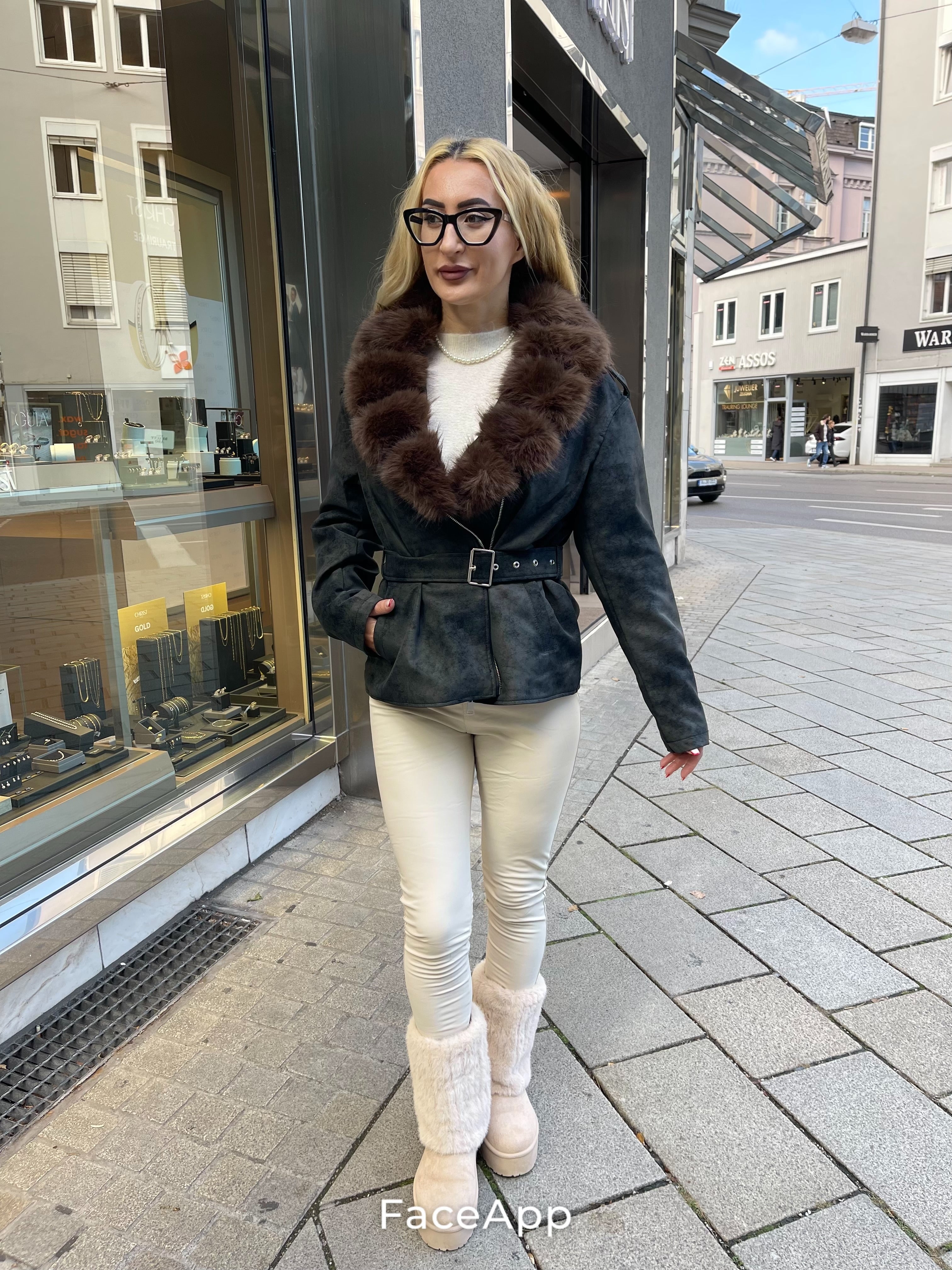 VELOURS JACKE MIT FELLKRAGEN – SPORTLICH ELEGANT