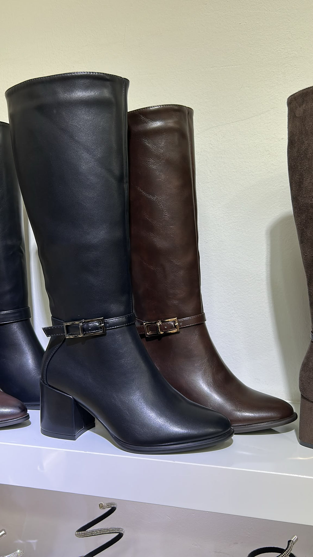 Elegante Damen Langschaftstiefel in Leder-Optik mit Zierschnalle und Blockabsatz