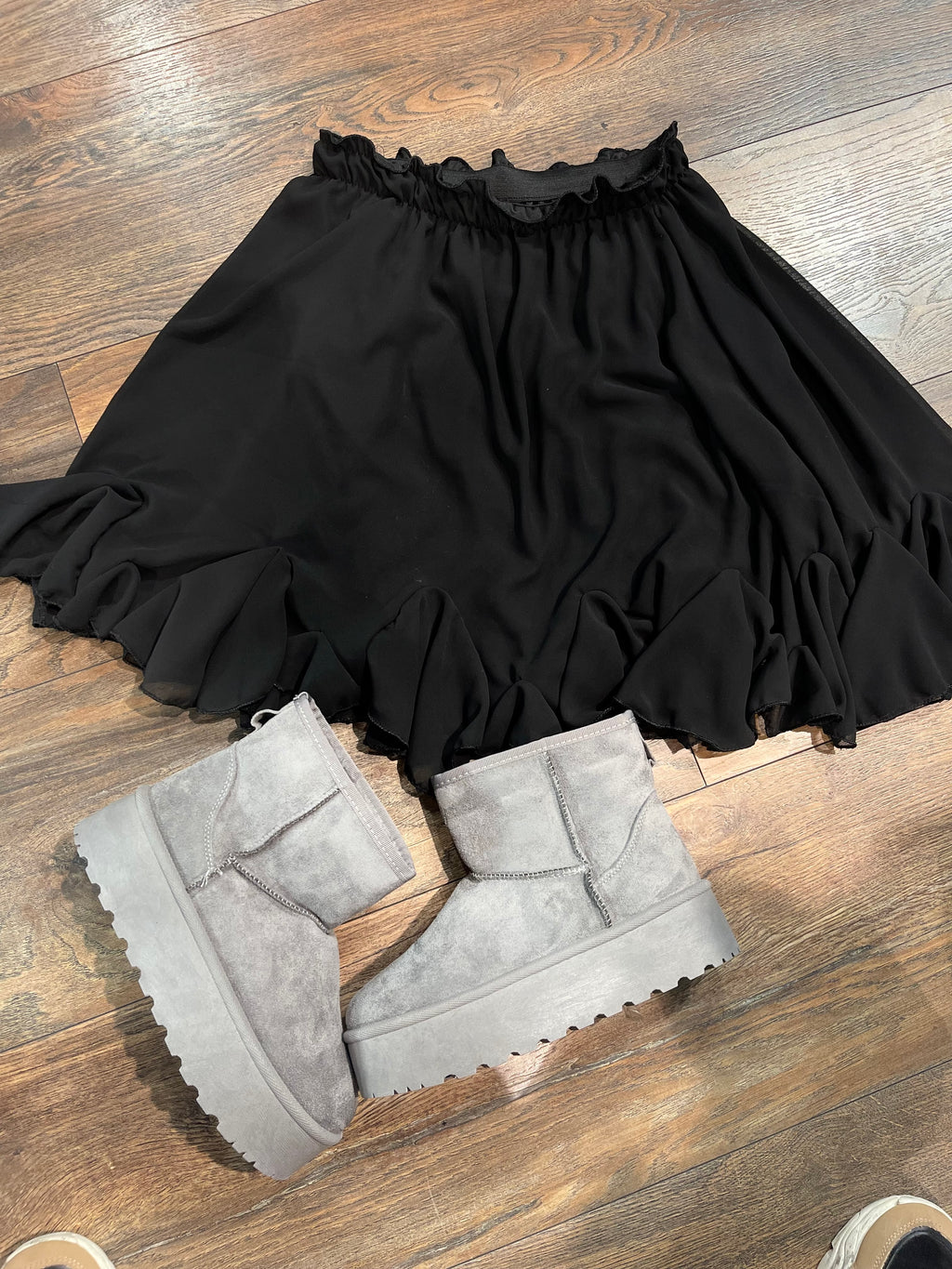 GEFÜTTERTE PLATEAU BOOTS IN GRAU