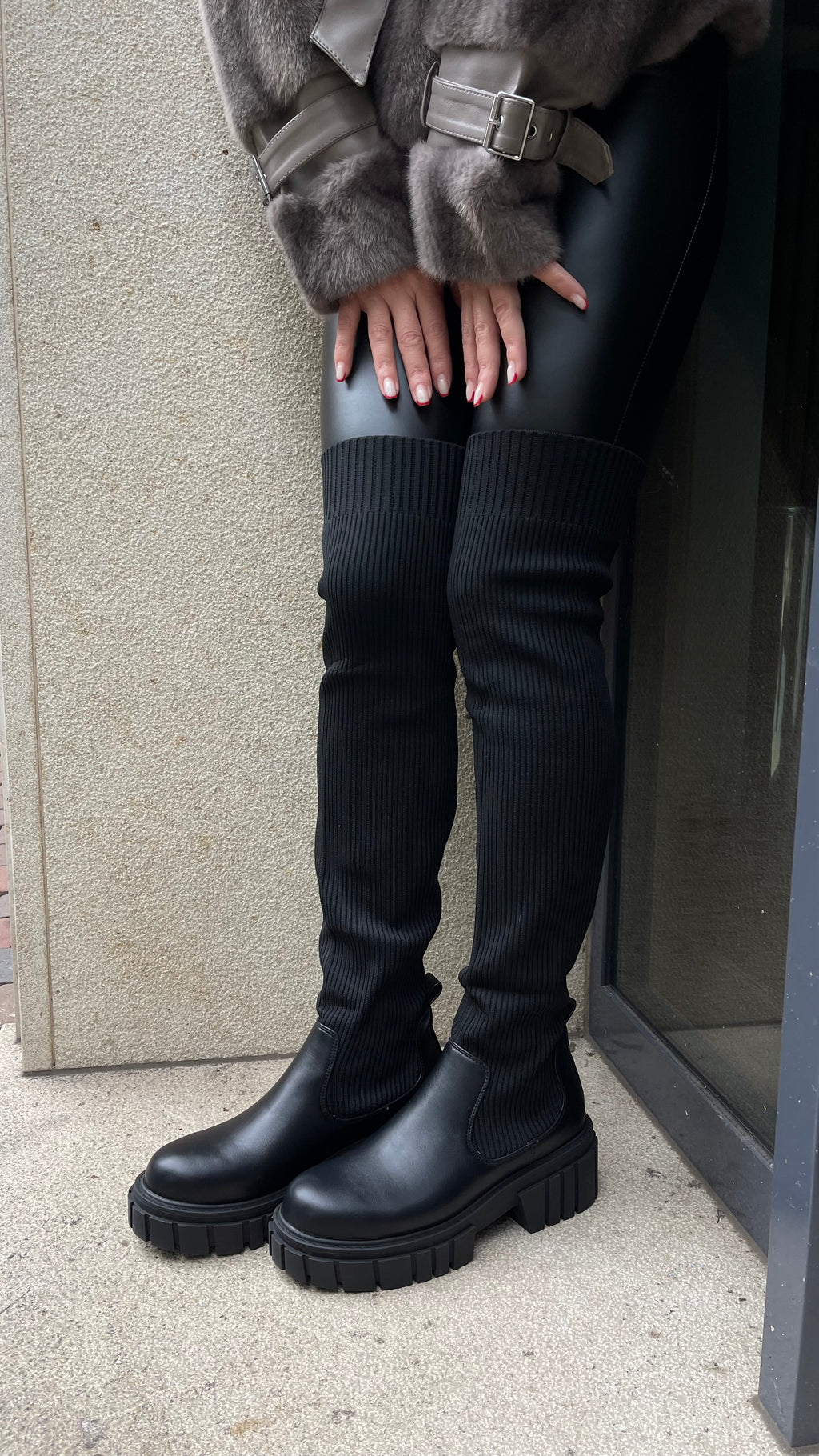 OVERKNEE-STIEFEL MIT STRICK-DETAIL IN SCHWARZ