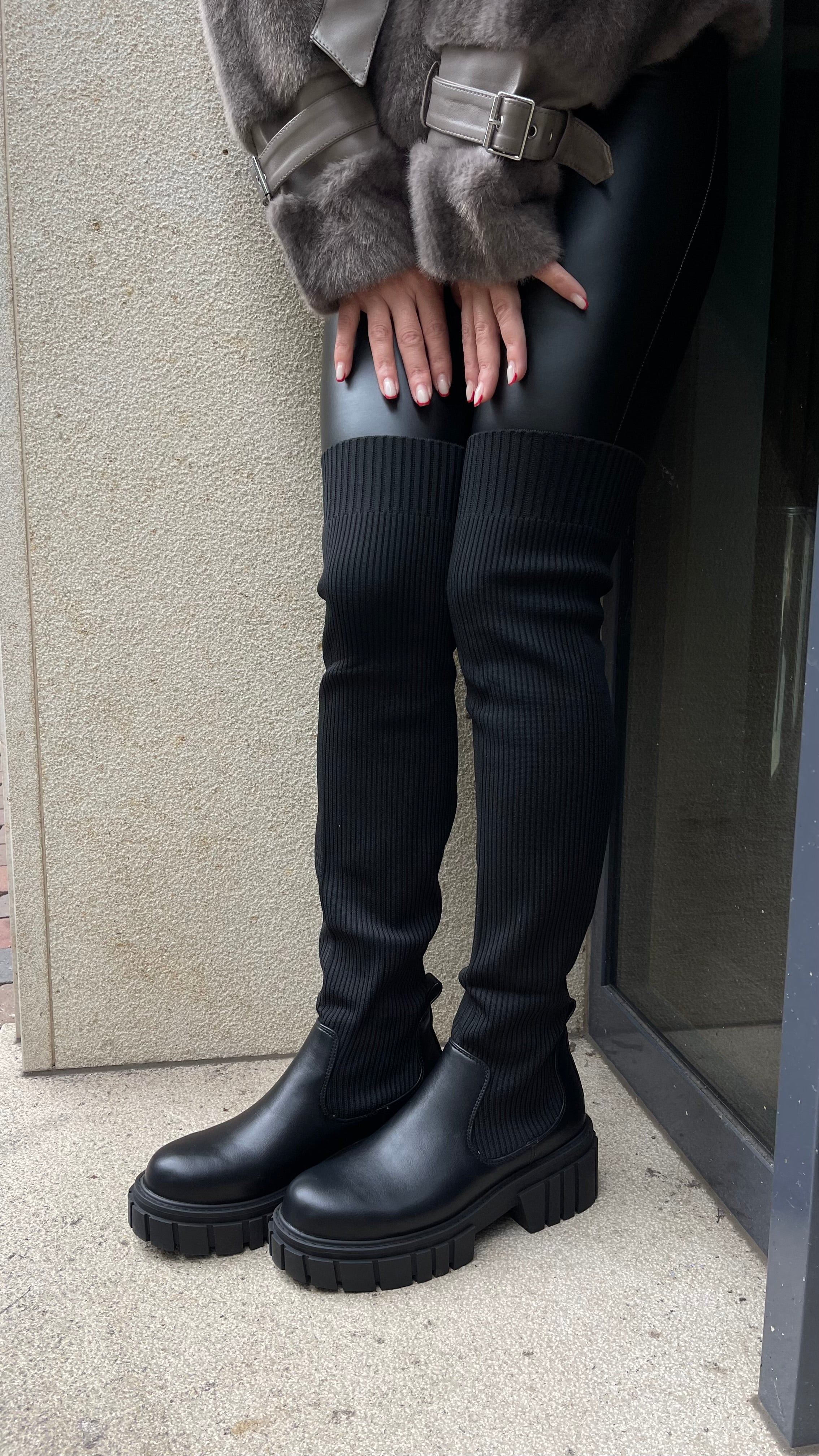 OVERKNEE-STIEFEL MIT STRICK-DETAIL IN SCHWARZ