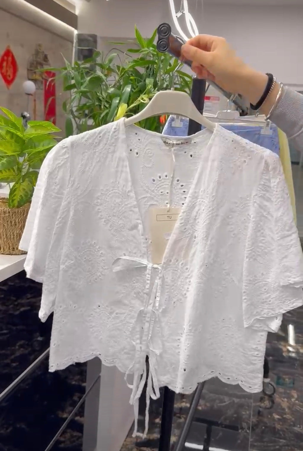 Kurzarm-Bluse mit Lochstickerei Andrea