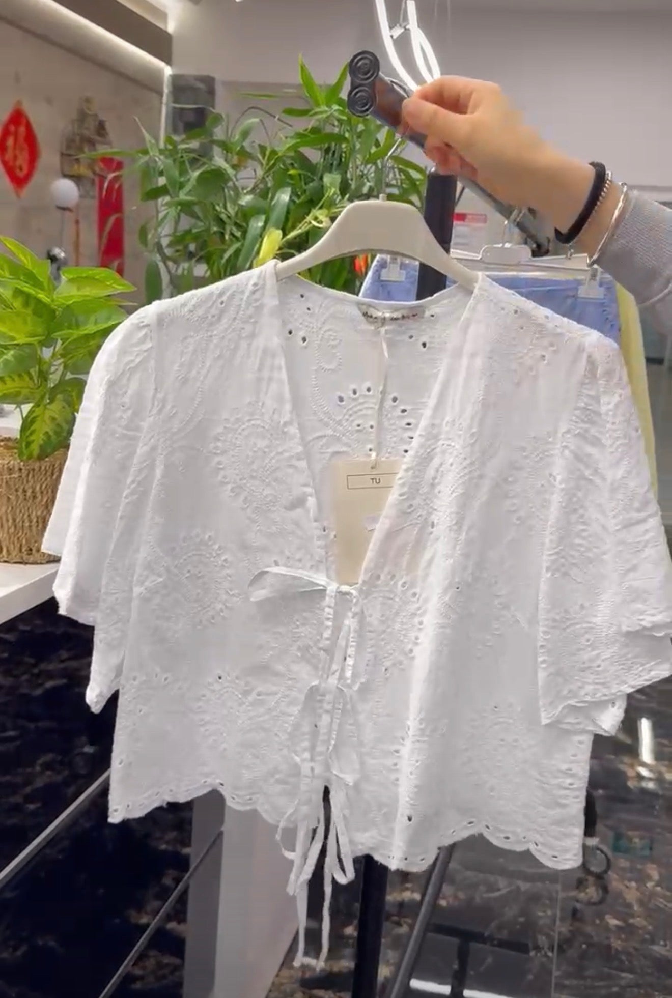 Kurzarm-Bluse mit Lochstickerei Andrea