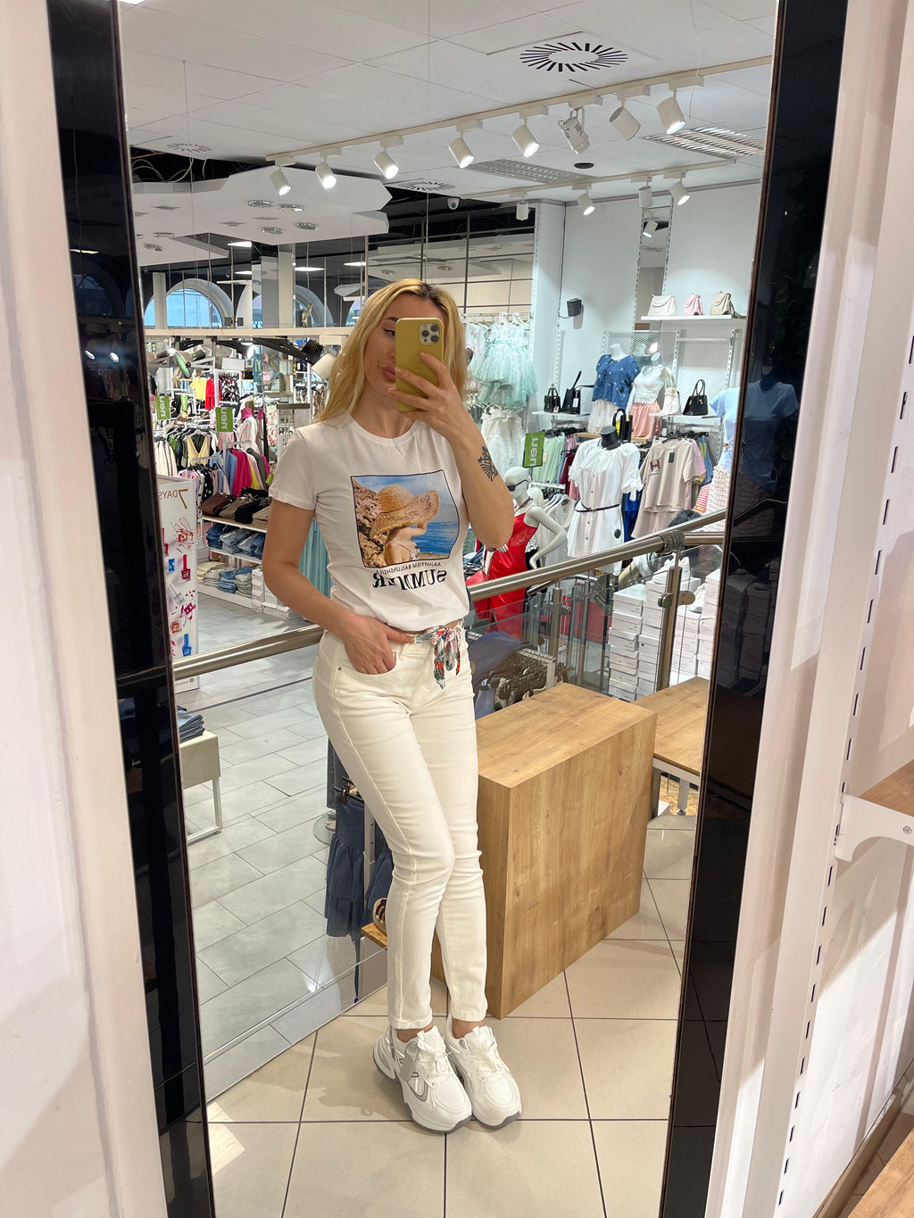 Jeans mit Blumengürtel Hudda