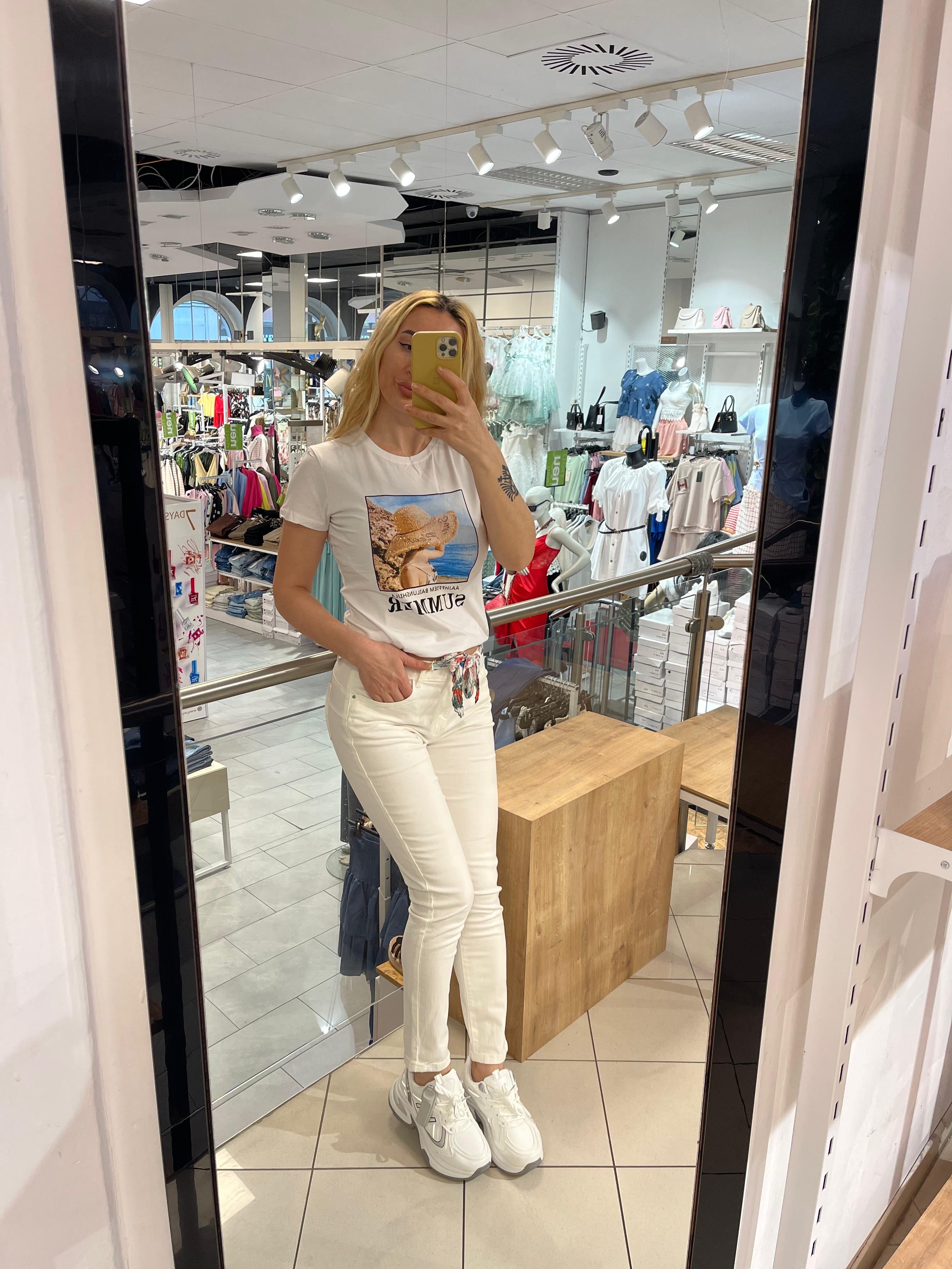Jeans mit Blumengürtel Hudda