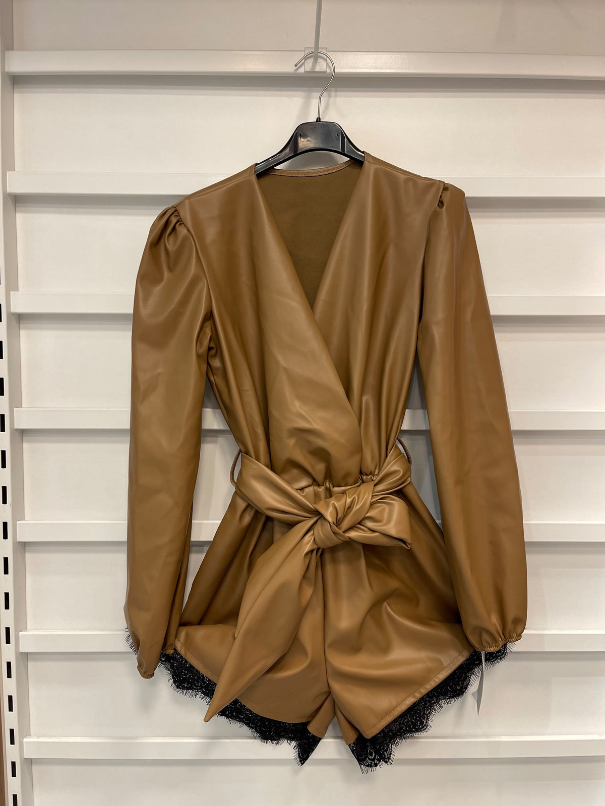 Eleganter Faux-Leder Jumpsuit Playsuit mit Spitze
