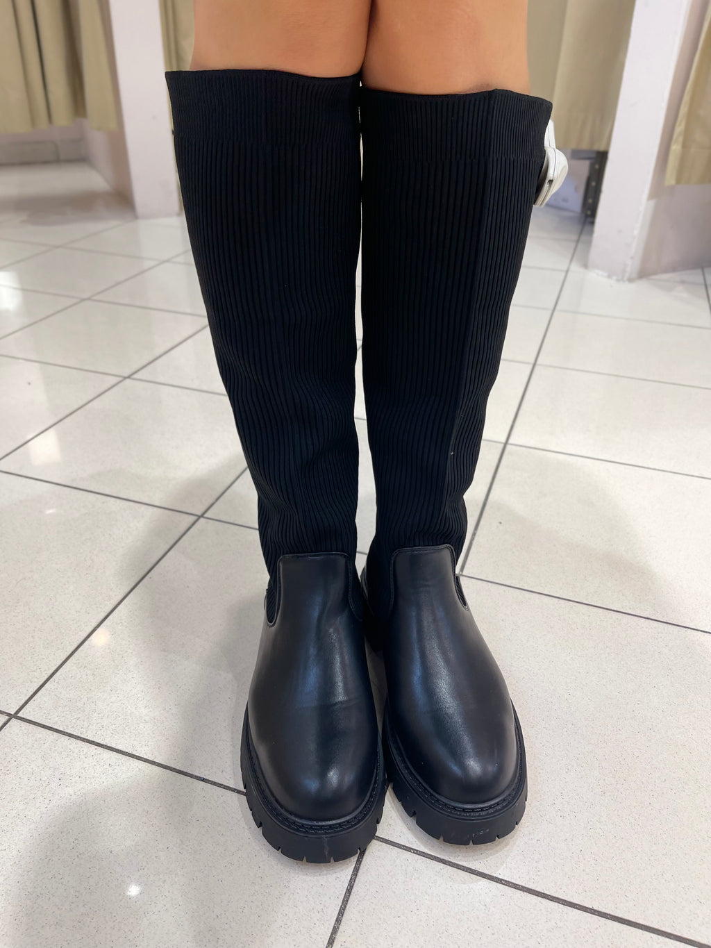 STIEFEL MIT STRICK-DETAIL IN SCHWARZ