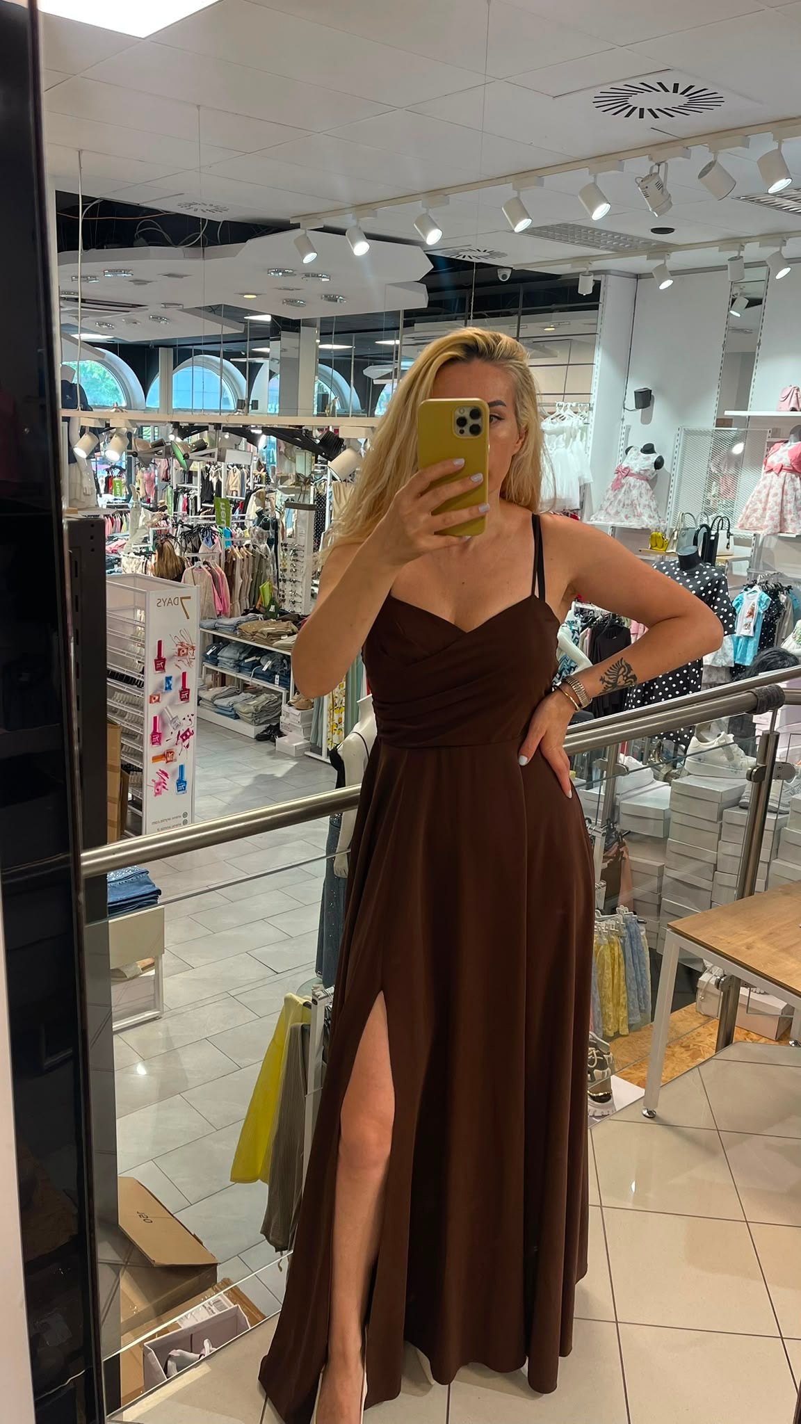 Kleid mit Cutout Mira