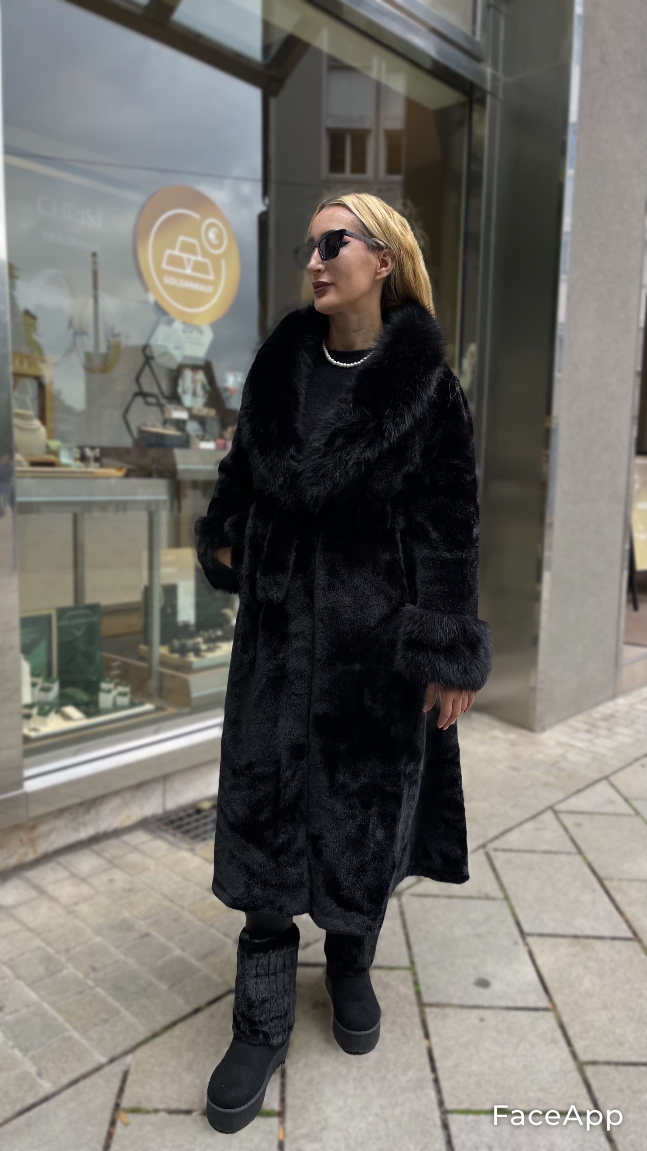 LUXURIÖSER WINTERMANTEL IN SCHWARZ
