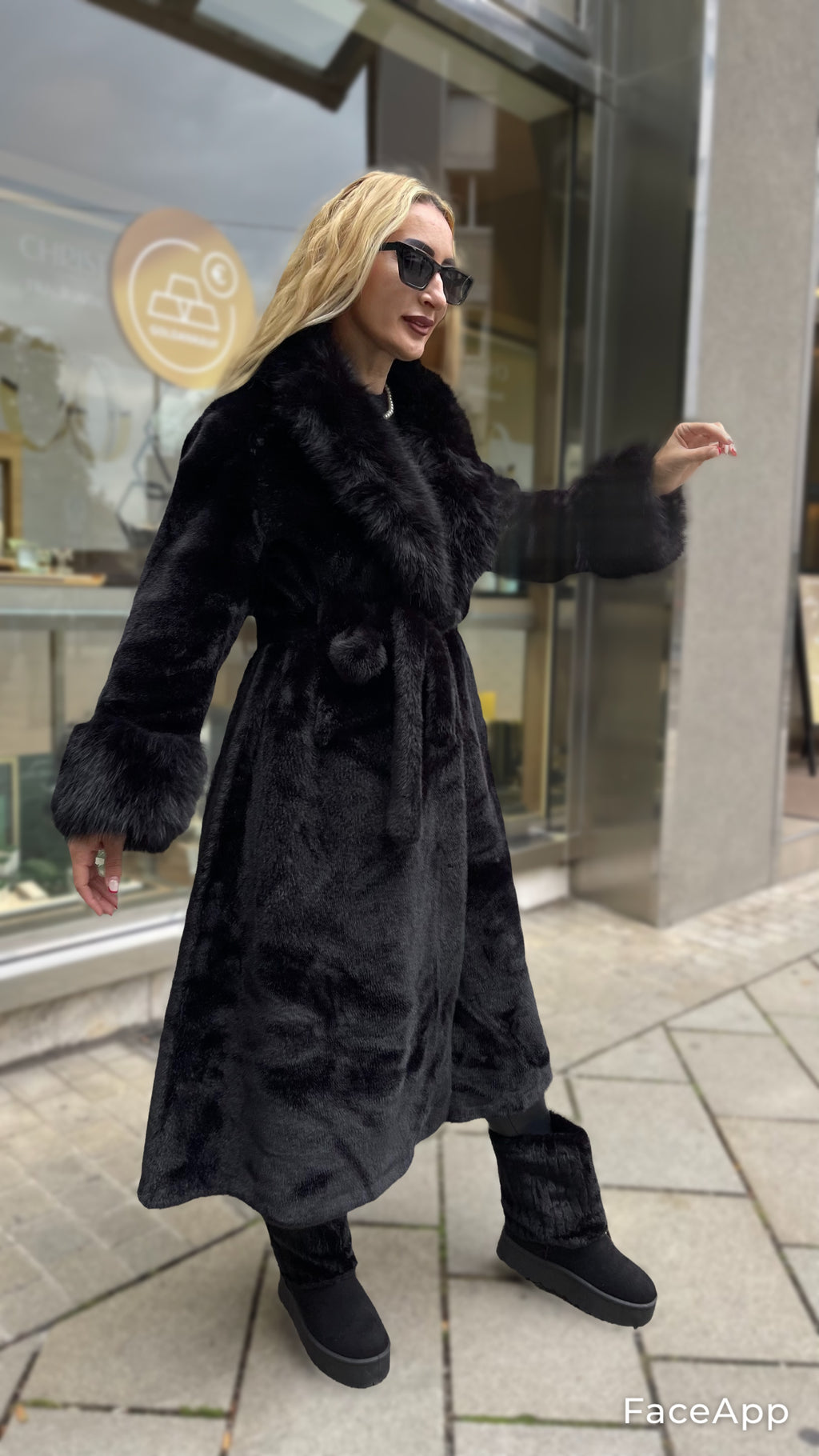 LUXURIÖSER WINTERMANTEL IN SCHWARZ