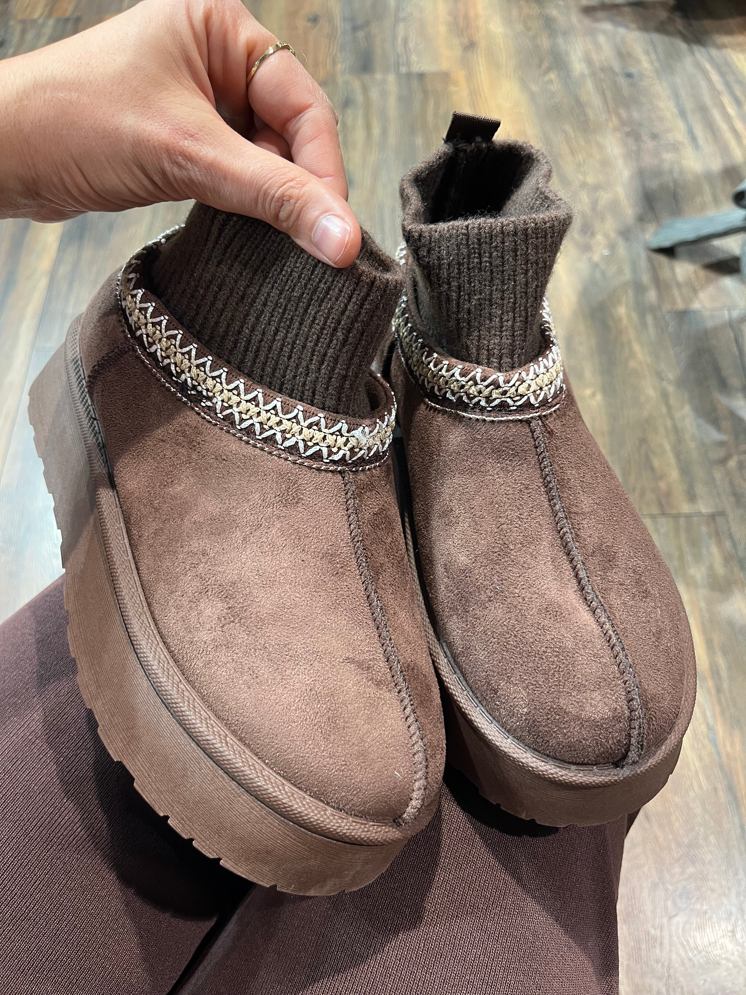 GEFÜTTERTE PLATEAU BOOTS IN BRAUN