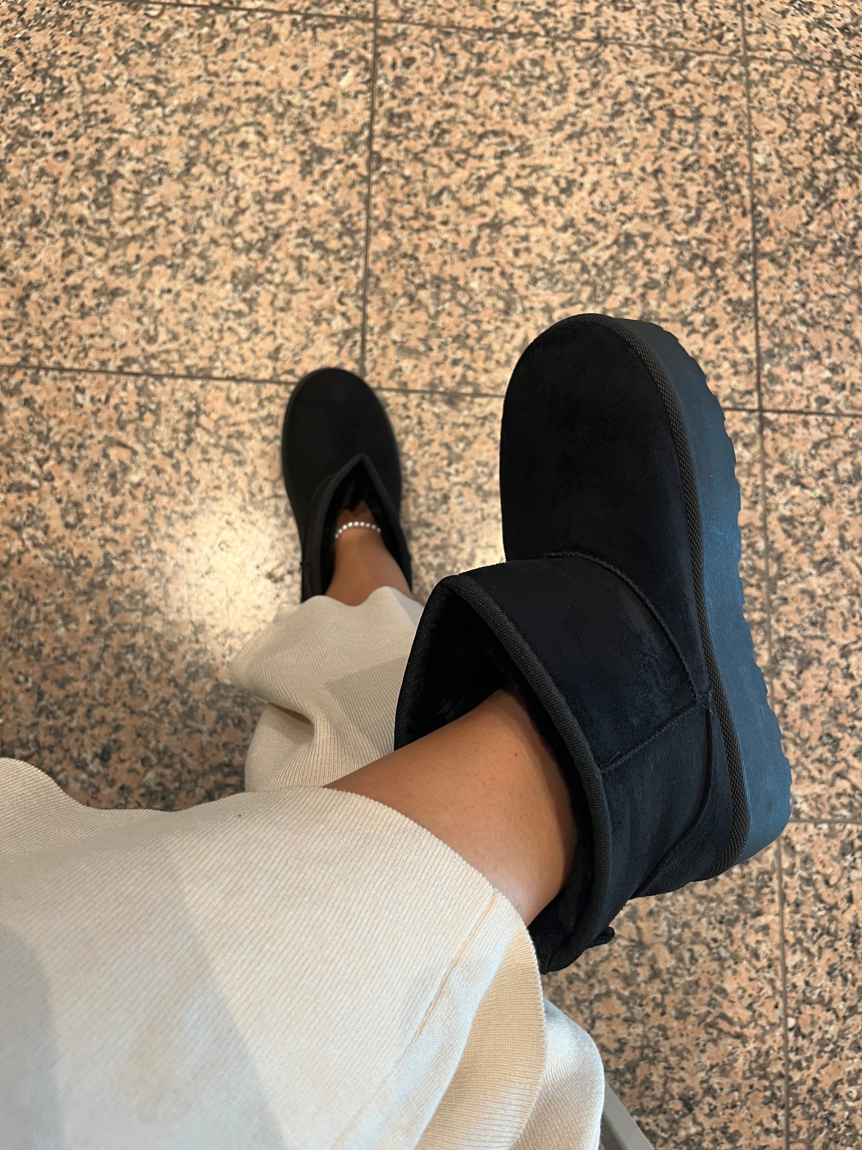 GEFÜTTERTE PLATEAU BOOTS IN SCHWARZ