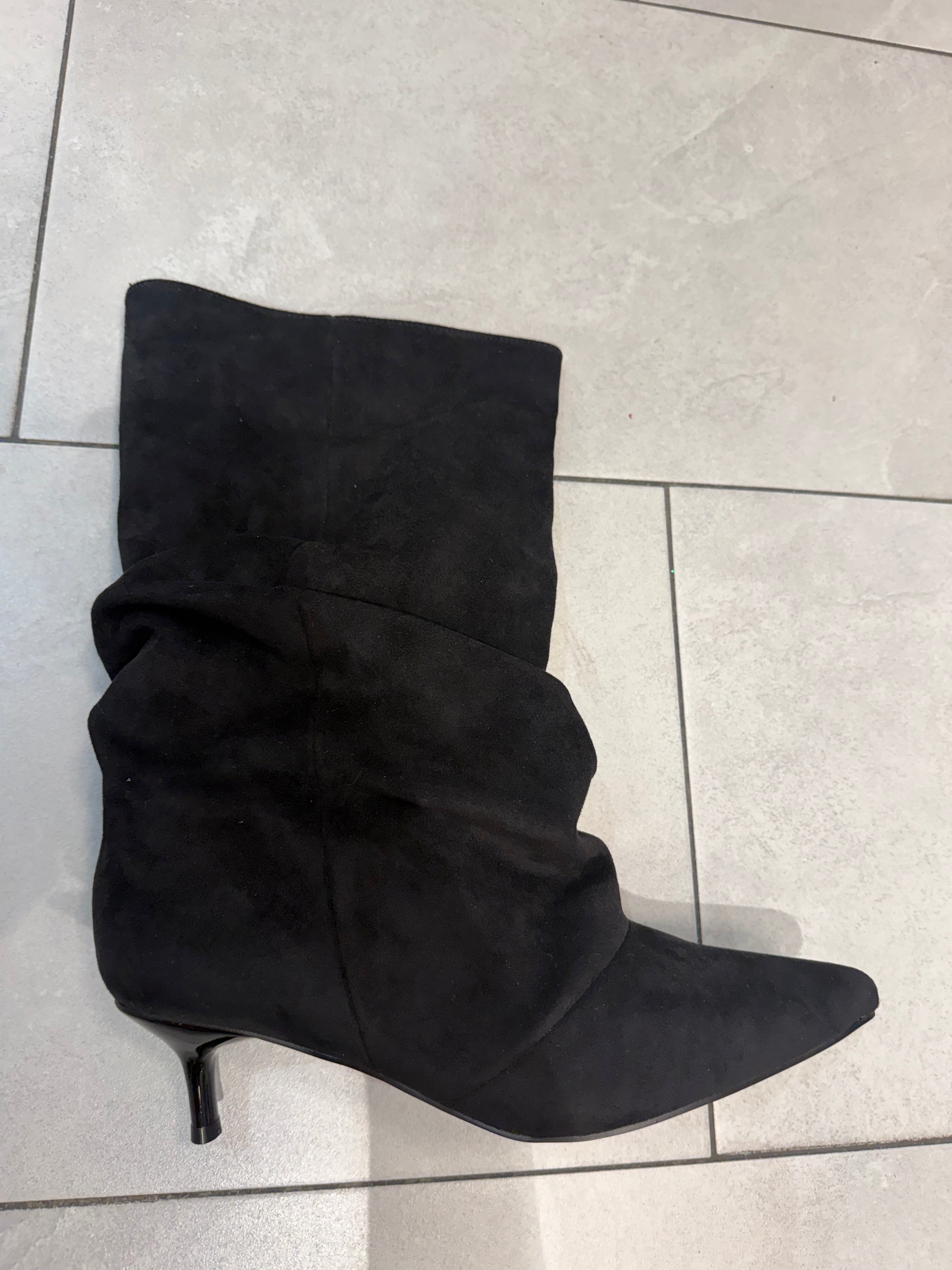 Elegant raffte Schlupfstiefel mit Kitten Heel in Cognacbraun