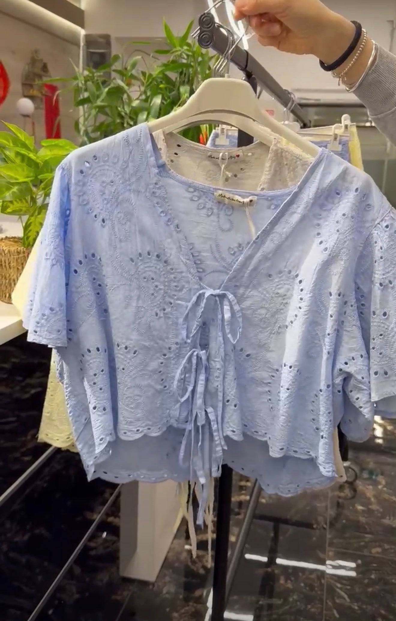 Kurzarm-Bluse mit Lochstickerei Andrea
