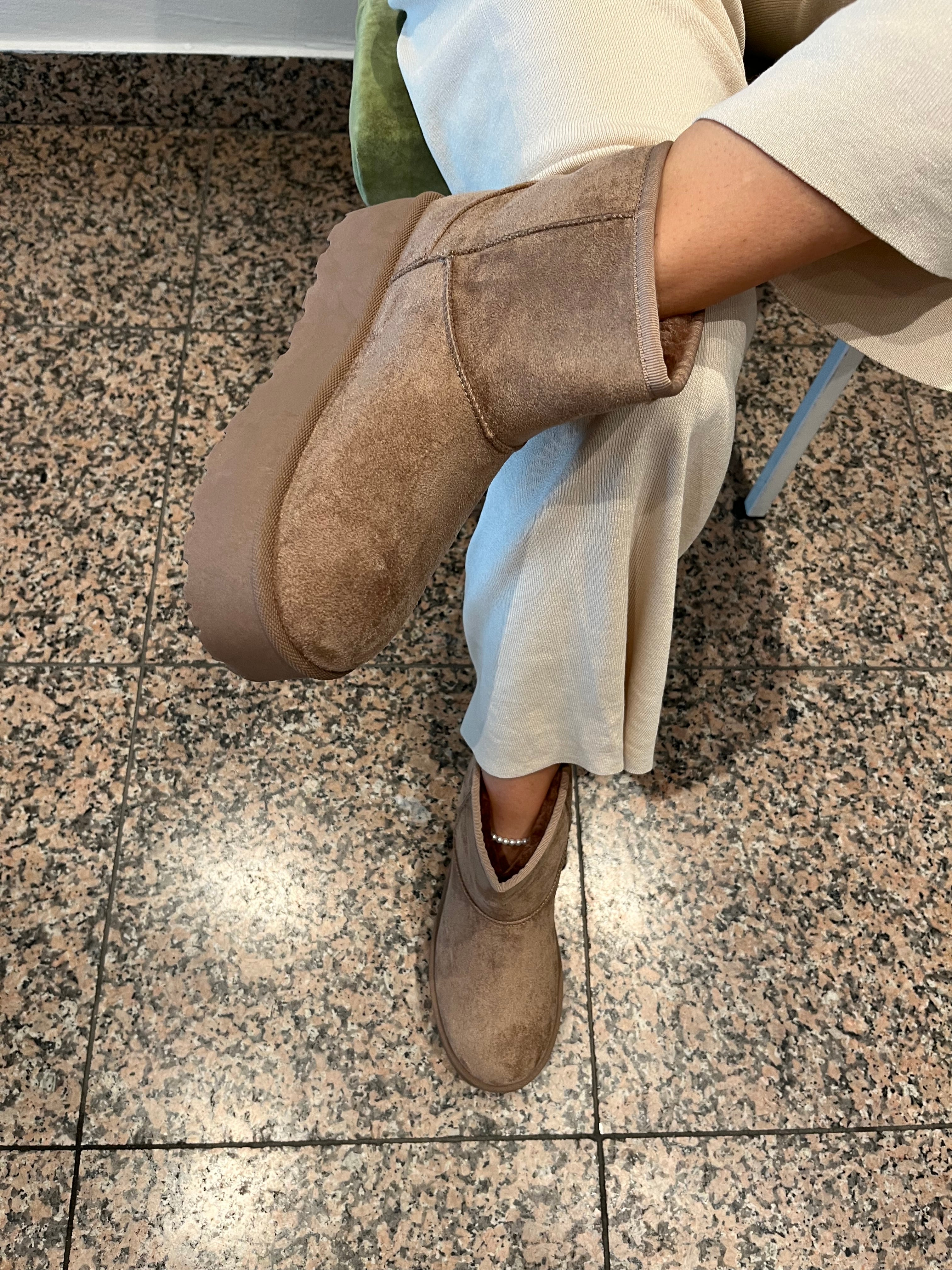 GEFÜTTERTE PLATEAU BOOTS IN TAUPE