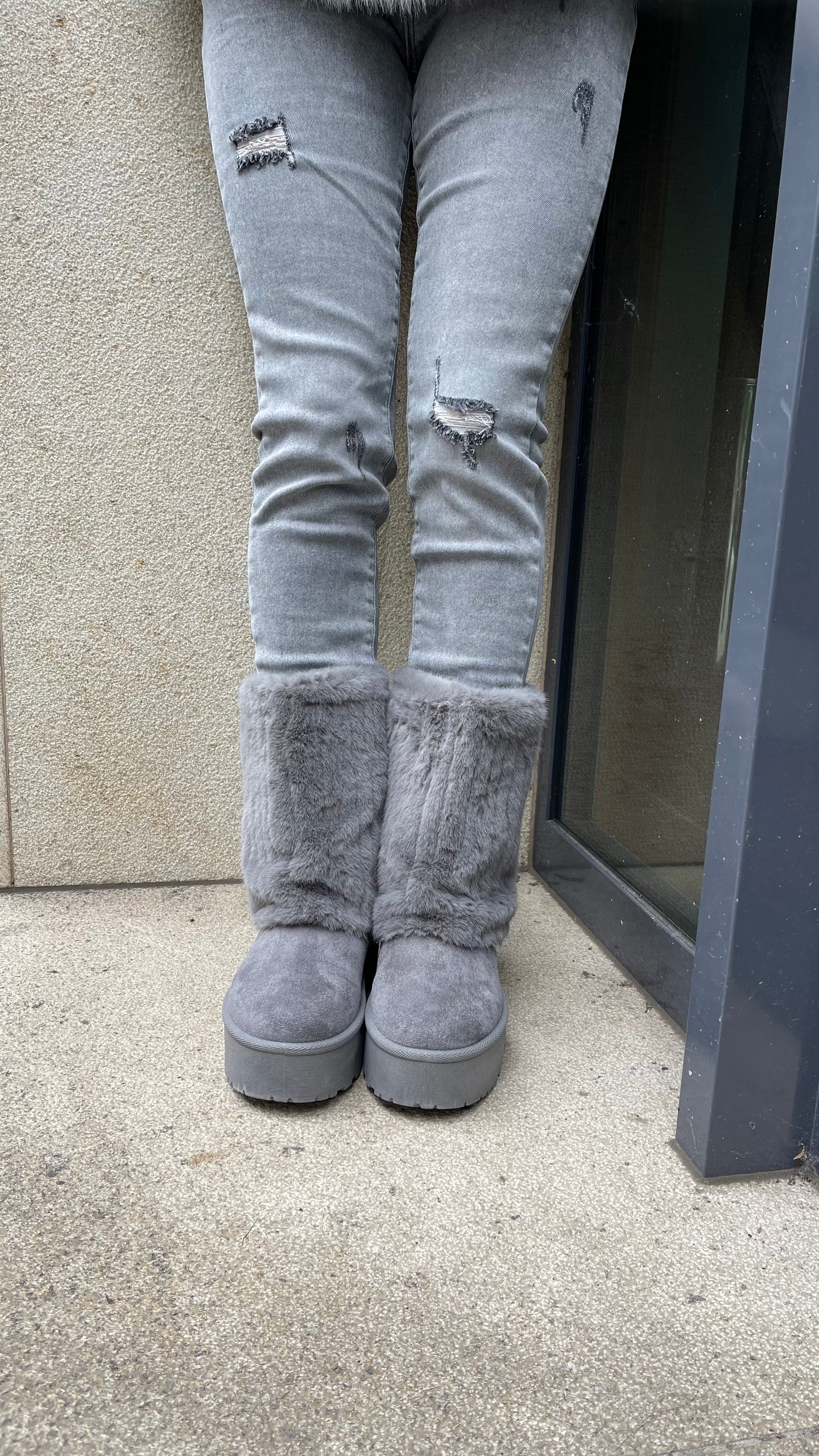 KUSCHELIGE FELL BOOTS – GRAU