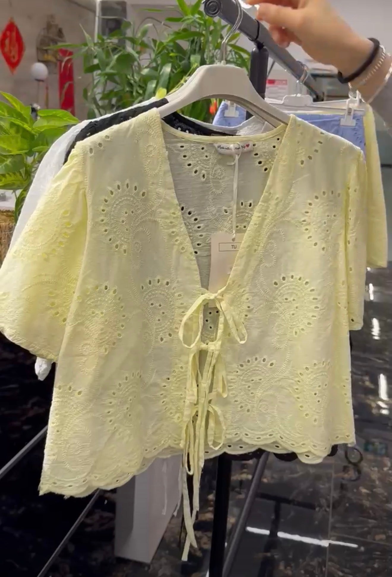 Kurzarm-Bluse mit Lochstickerei Andrea