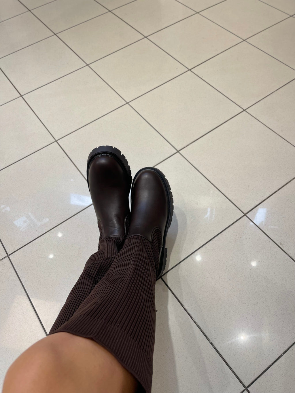 STIEFEL MIT STRICK-DETAIL IN BRAUN