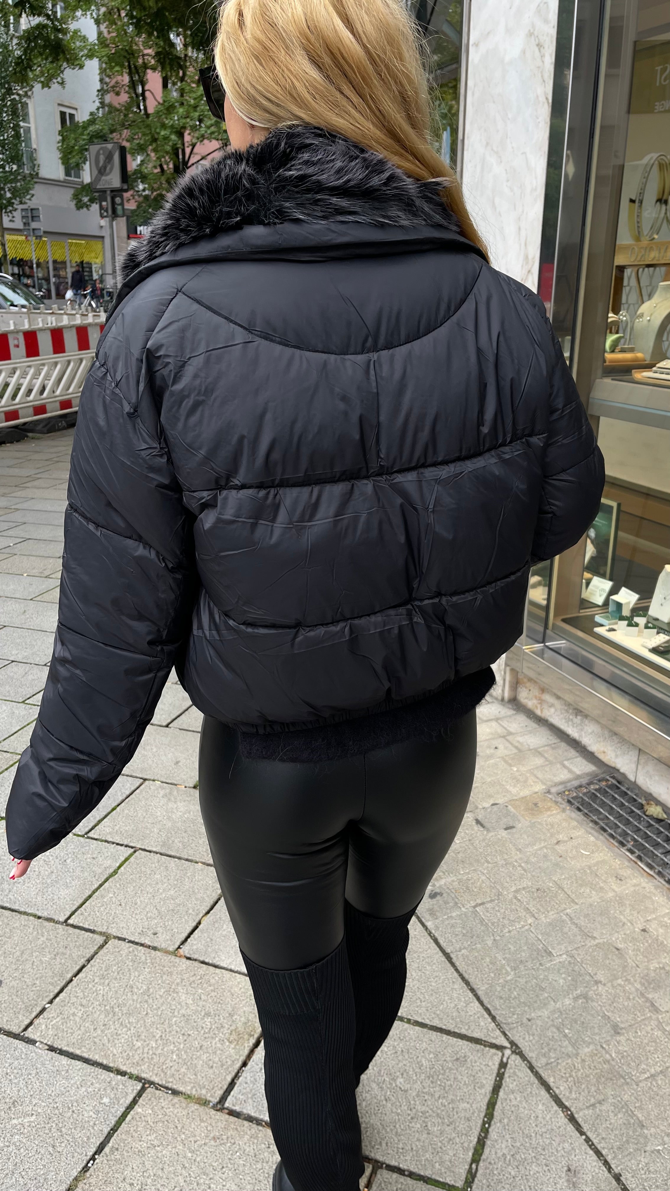 STEPPJACKE MIT FELL IN SCHWARZ