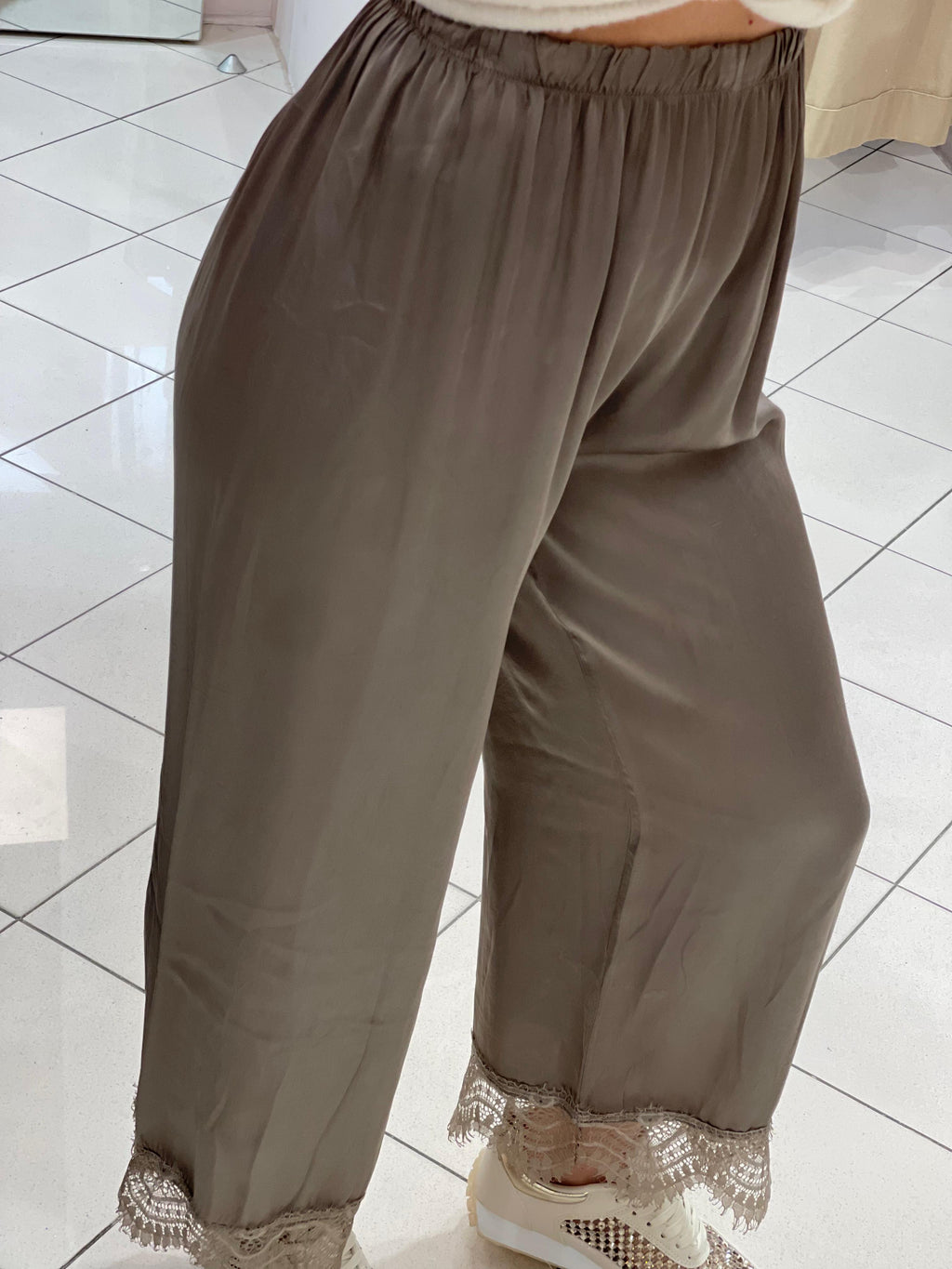Viskose Hose mit Spitze