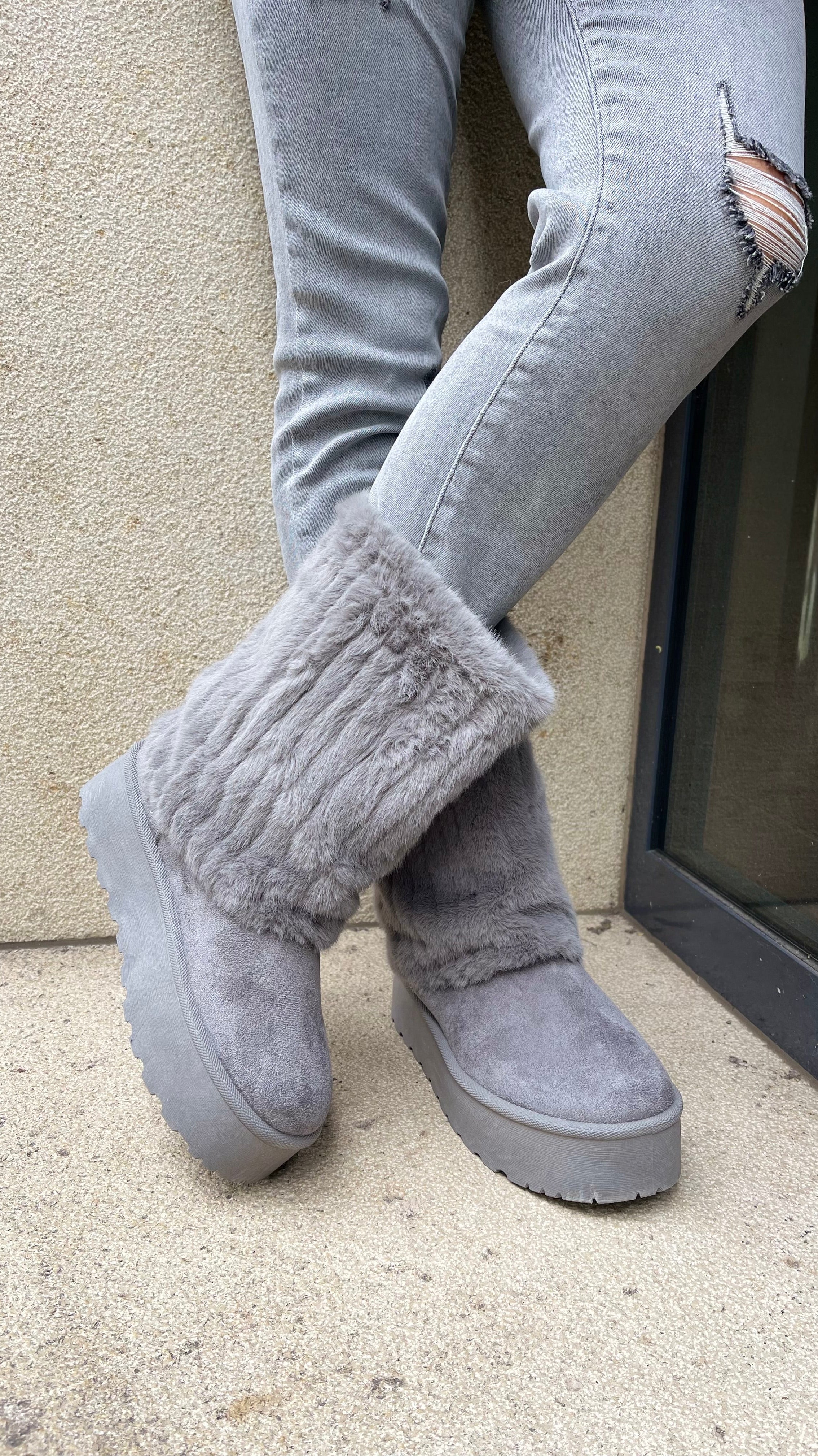 KUSCHELIGE FELL BOOTS – GRAU