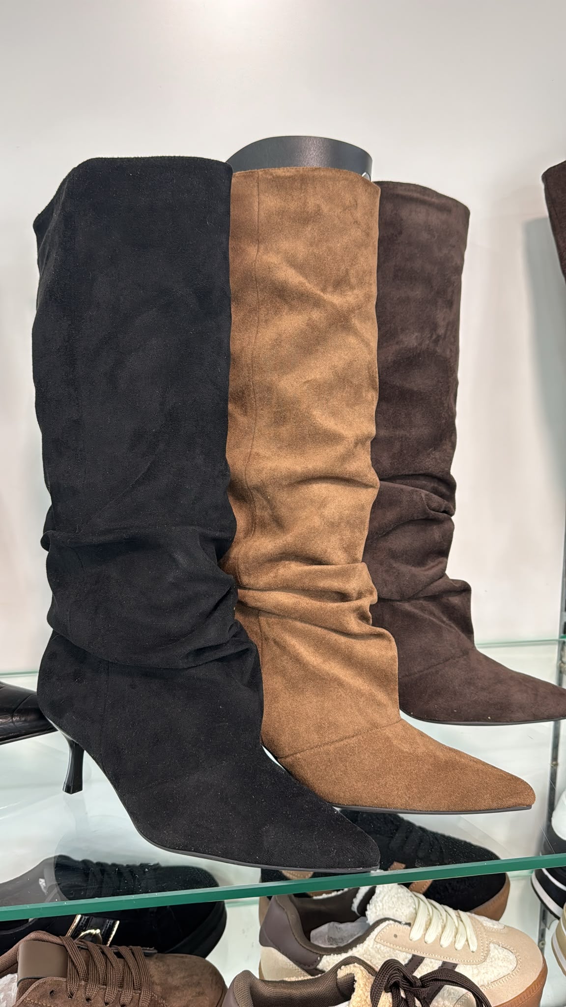 Damen-Schaftstiefel in Wildleder-Optik mit Raffung