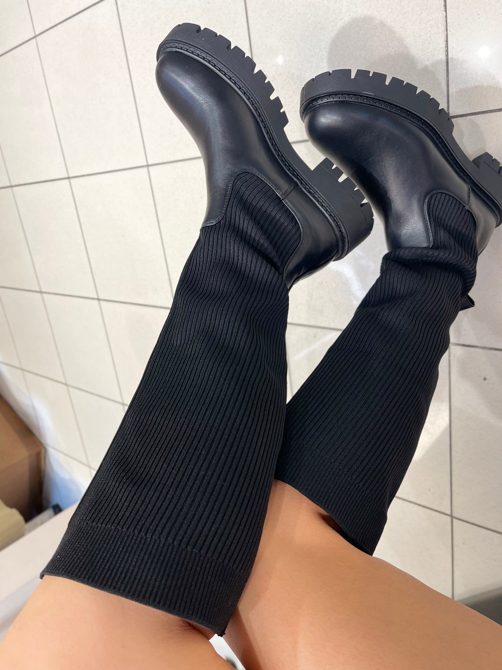 STIEFEL MIT STRICK-DETAIL IN SCHWARZ