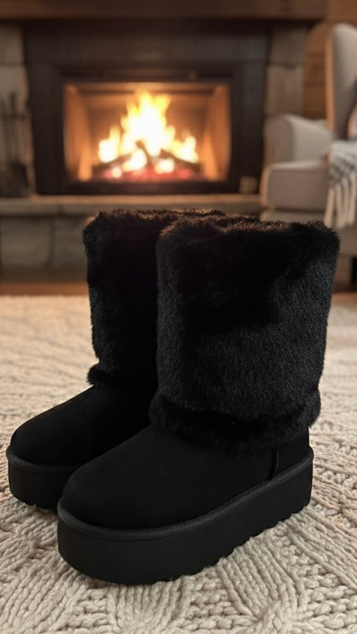 KUSCHELIGE FELL BOOTS – SCHWARZ