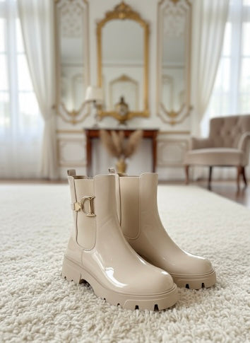 LACK BOOTS IN BEIGE