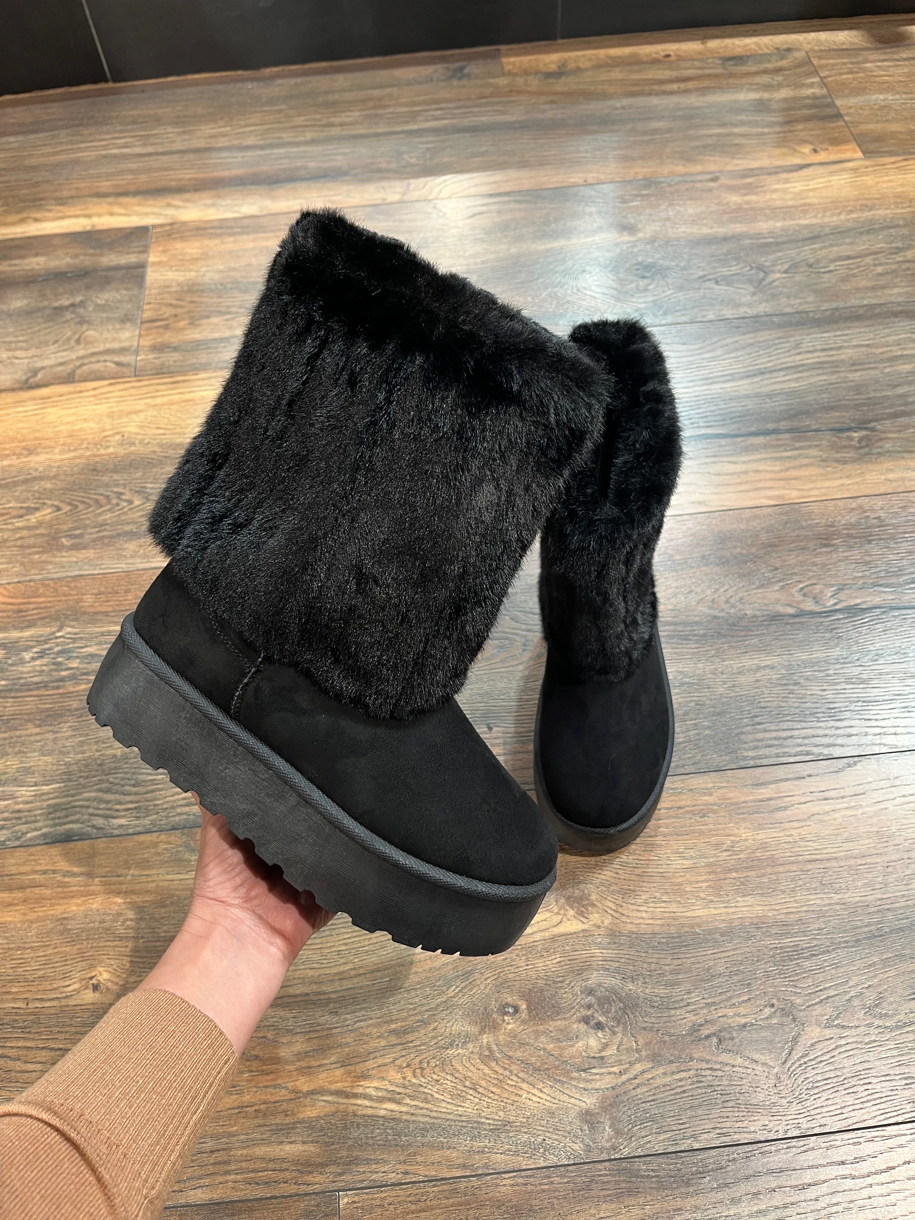 KUSCHELIGE FELL BOOTS – SCHWARZ