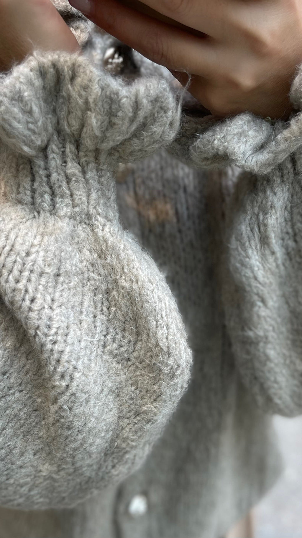 OVERSIZE-CARDIGAN MIT RÜSCHEN & DESIGN-KNÖPFEN TAUPE