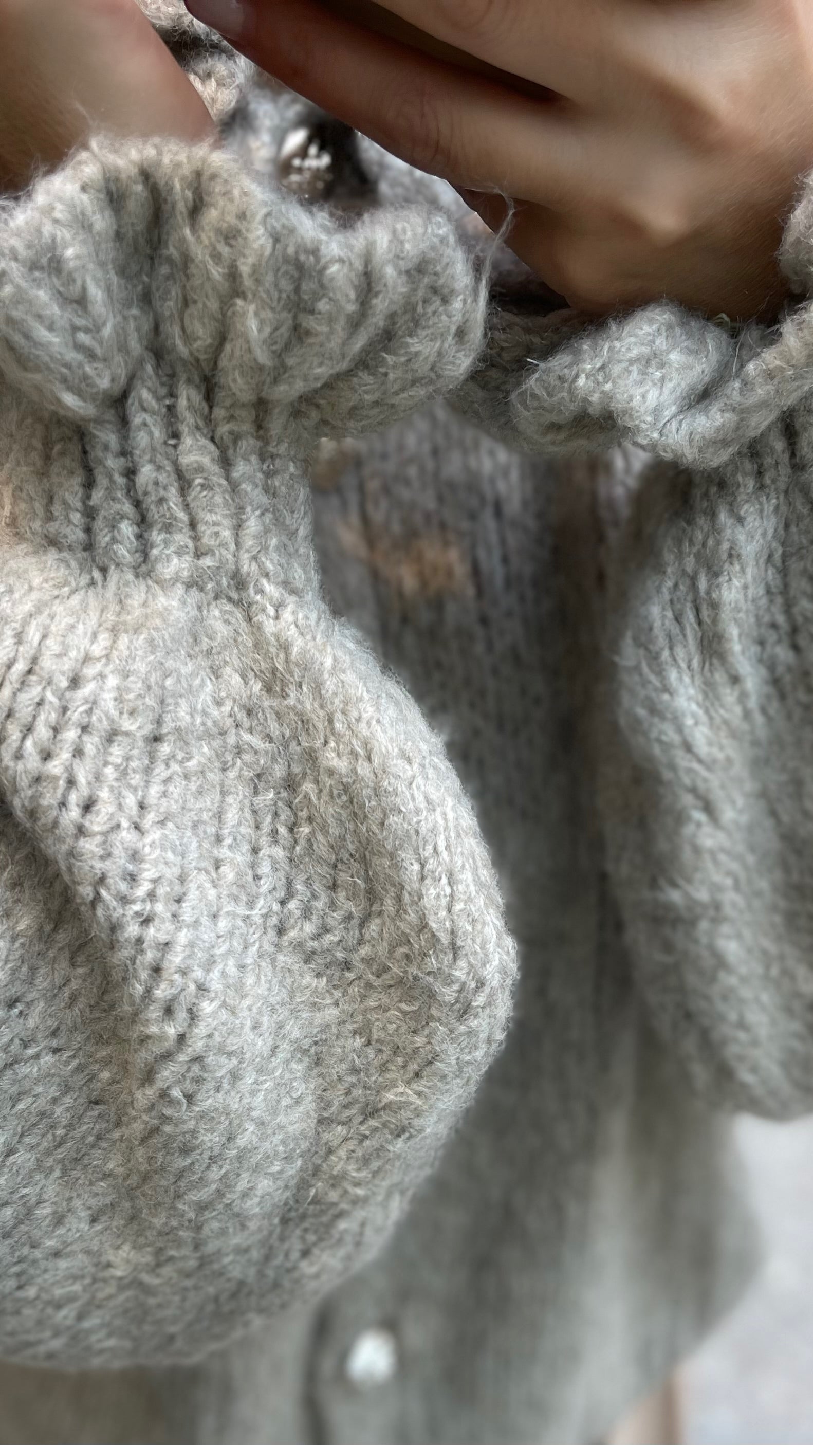 OVERSIZE-CARDIGAN MIT RÜSCHEN & DESIGN-KNÖPFEN TAUPE